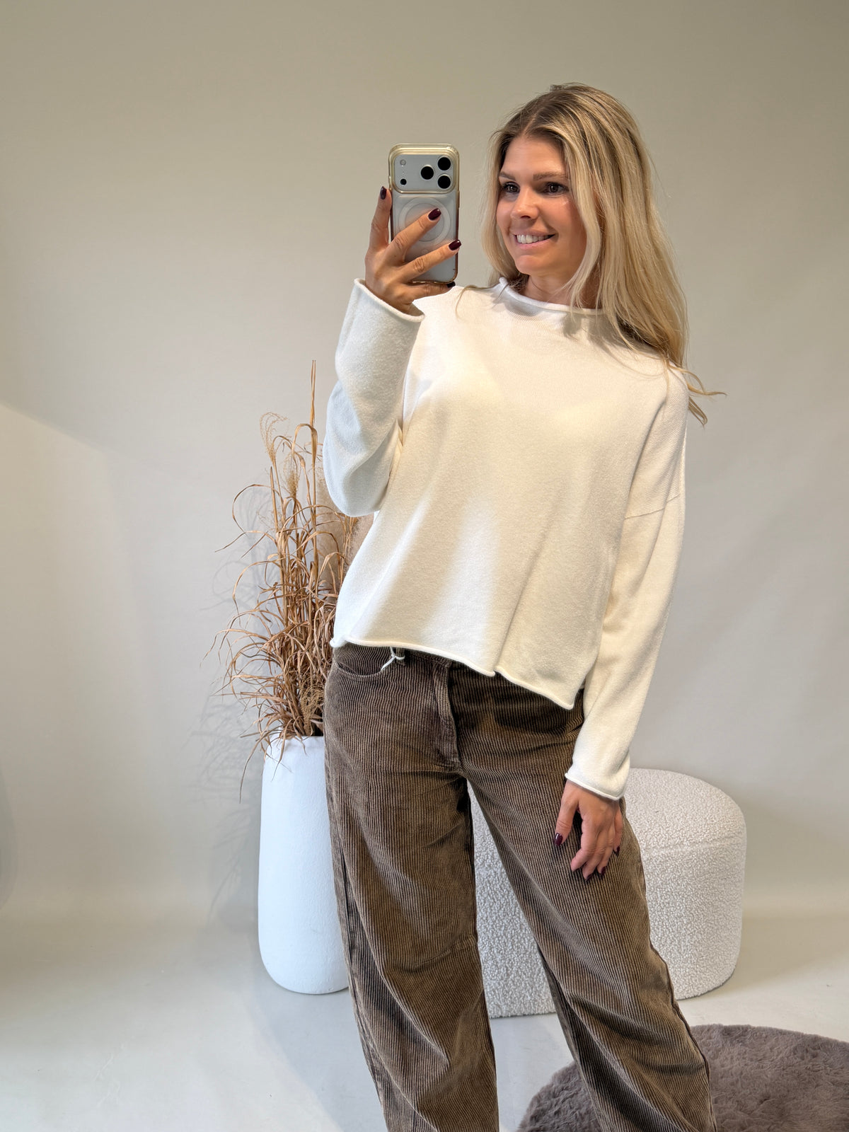 Pullover in Wollweiß mit etwas höheren Kragen