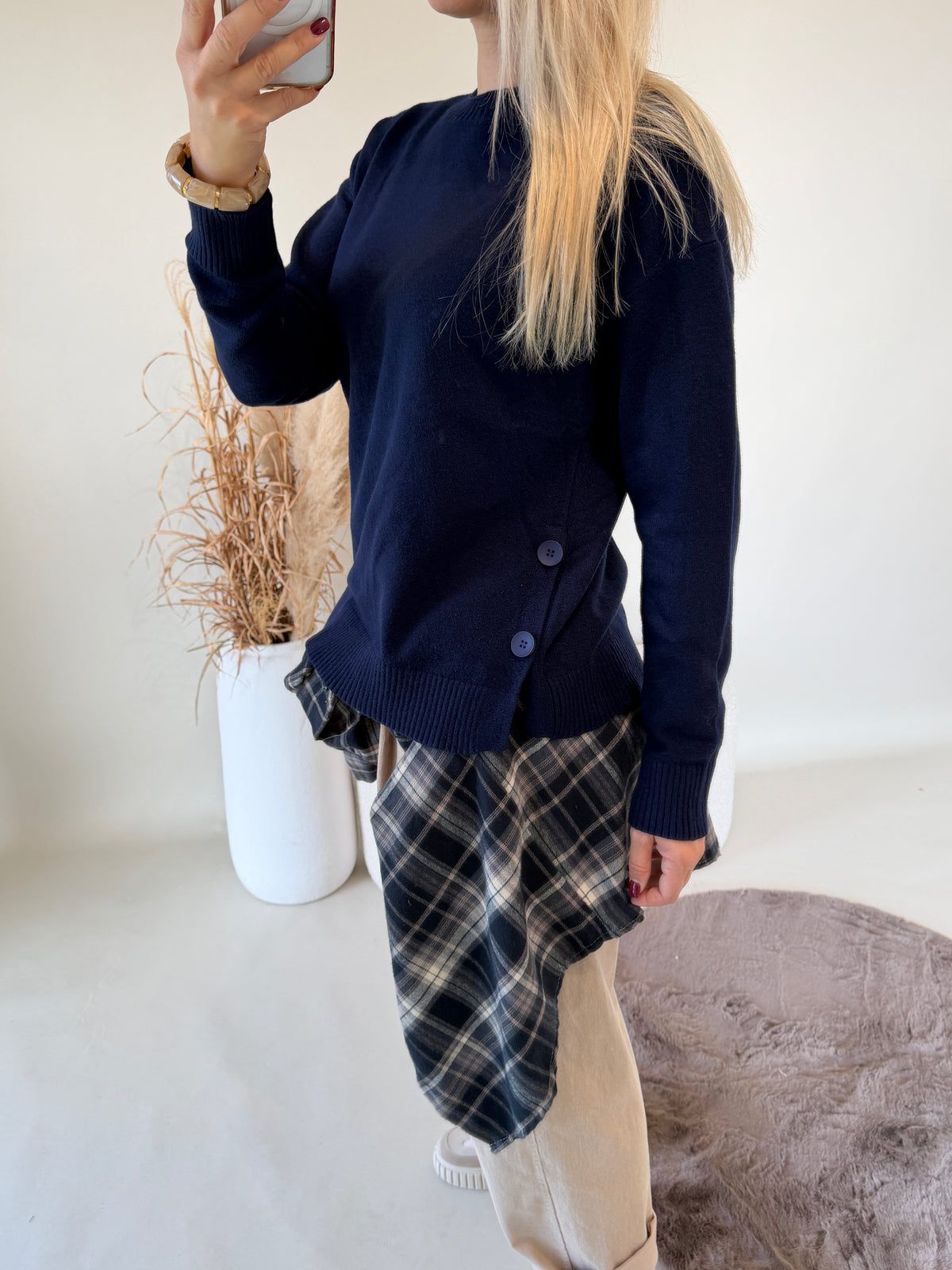 Pullover in Dunkelblau mit Knöpfen an der Seite
