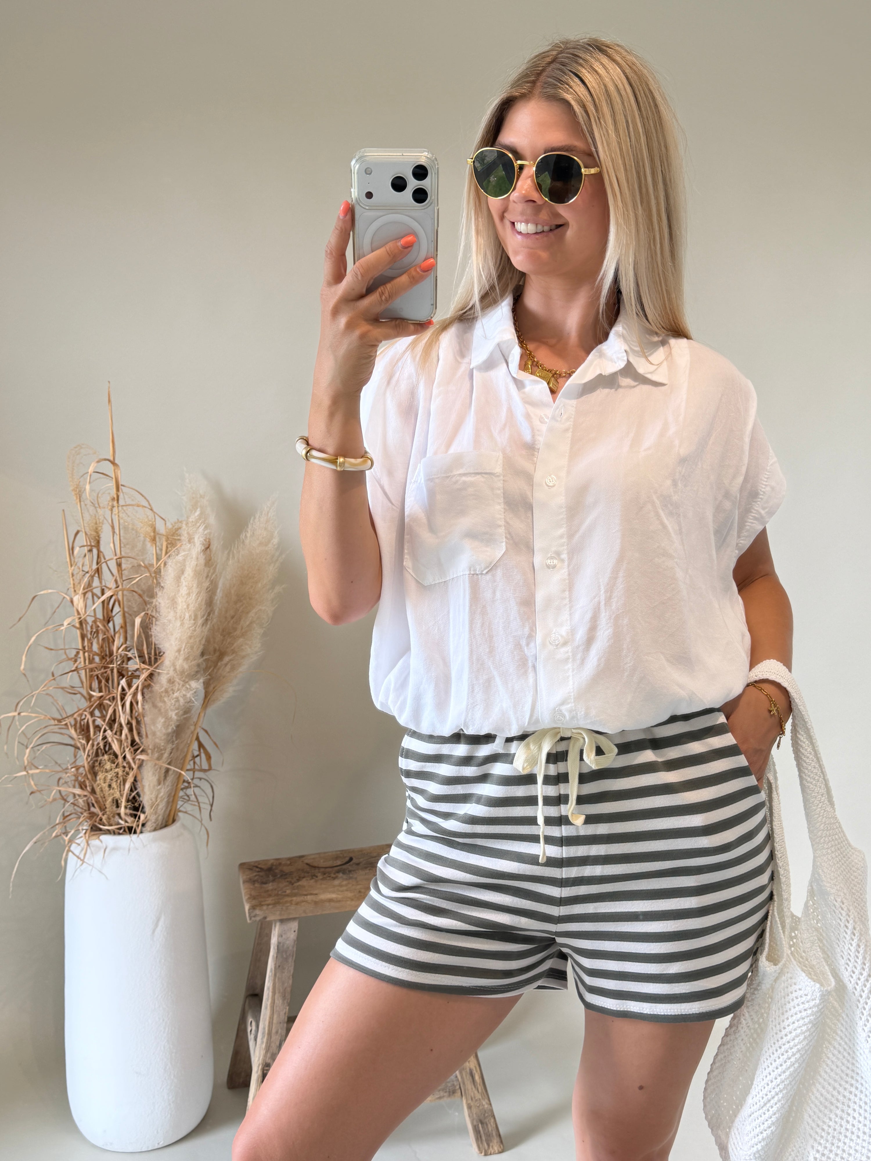 Bluse in Weiß unten zum Binden
