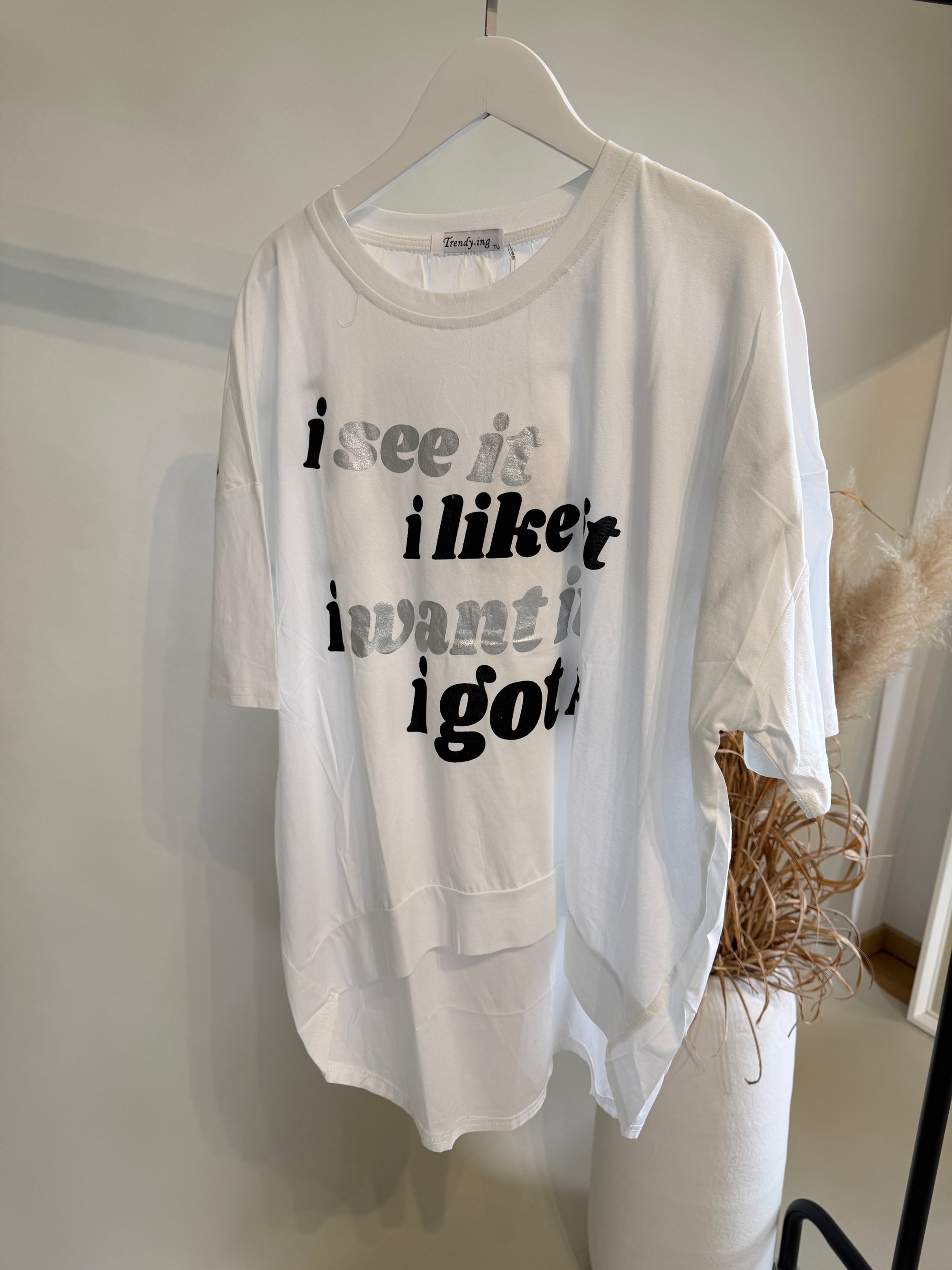 T - Shirt in Weiß mit Aufdruck in Schwarz / Silber