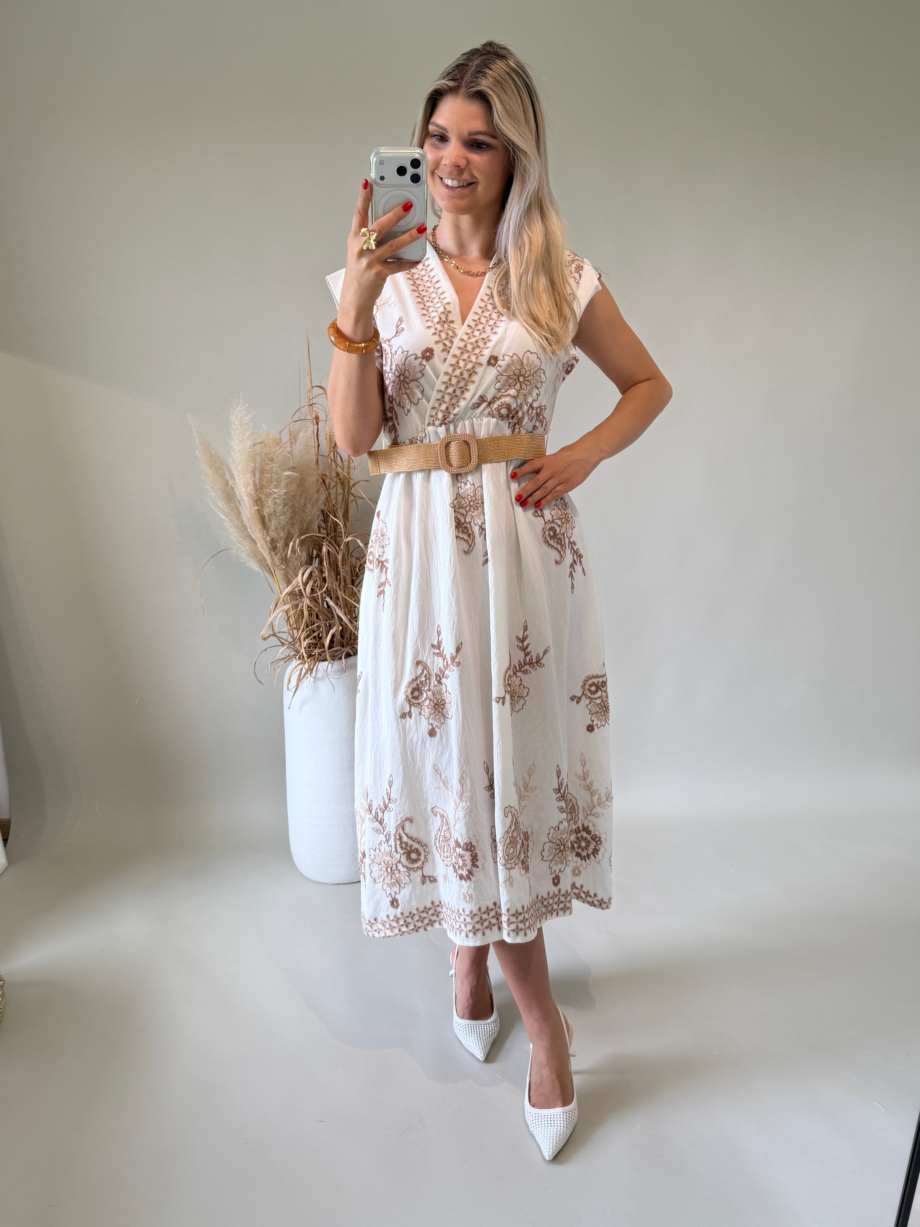 Kleid in Wollweiß mit Bohospitze in Zimt mit Gürtel