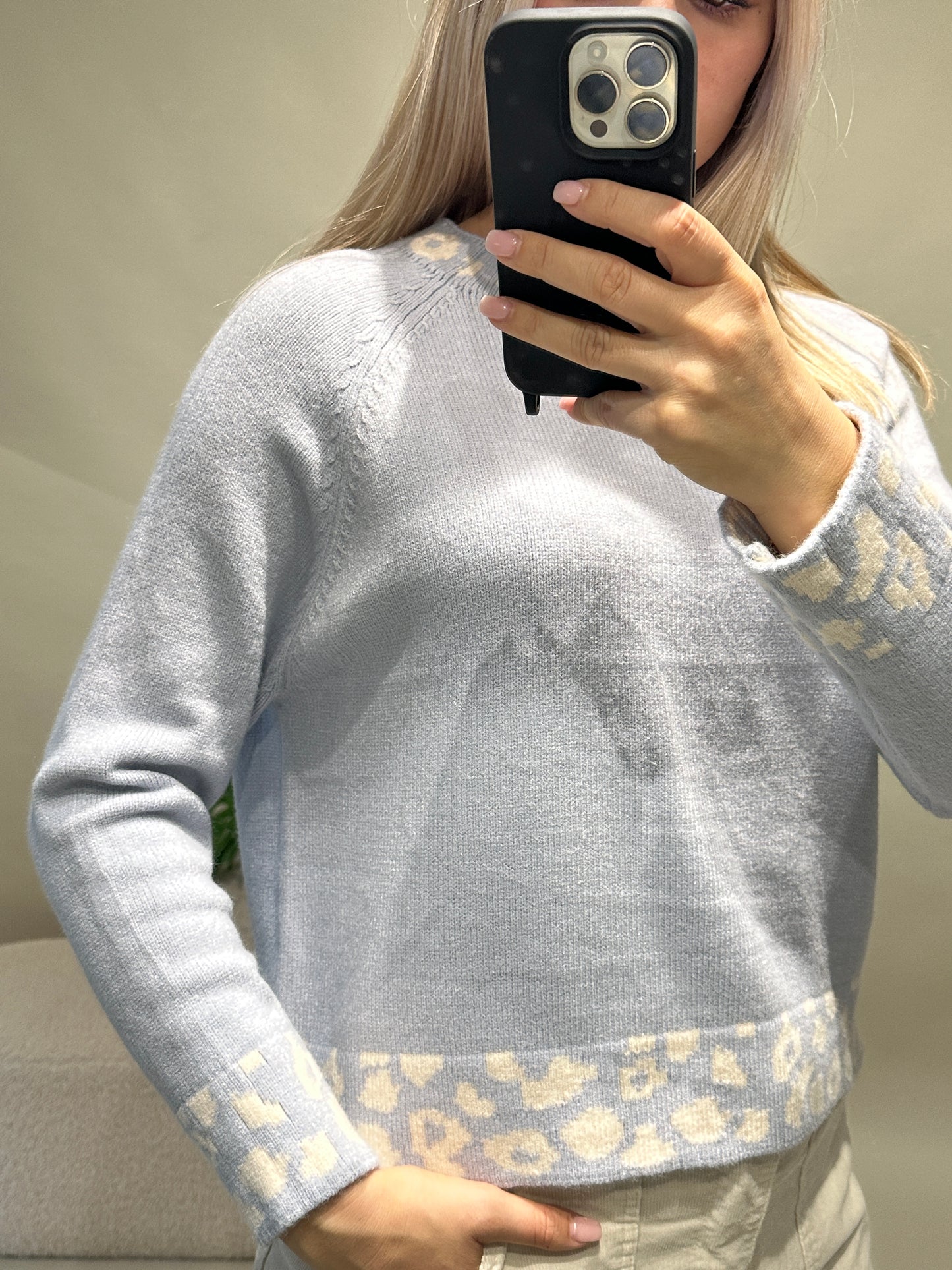 pullover in hellblau mit leomuster an bund und kragen