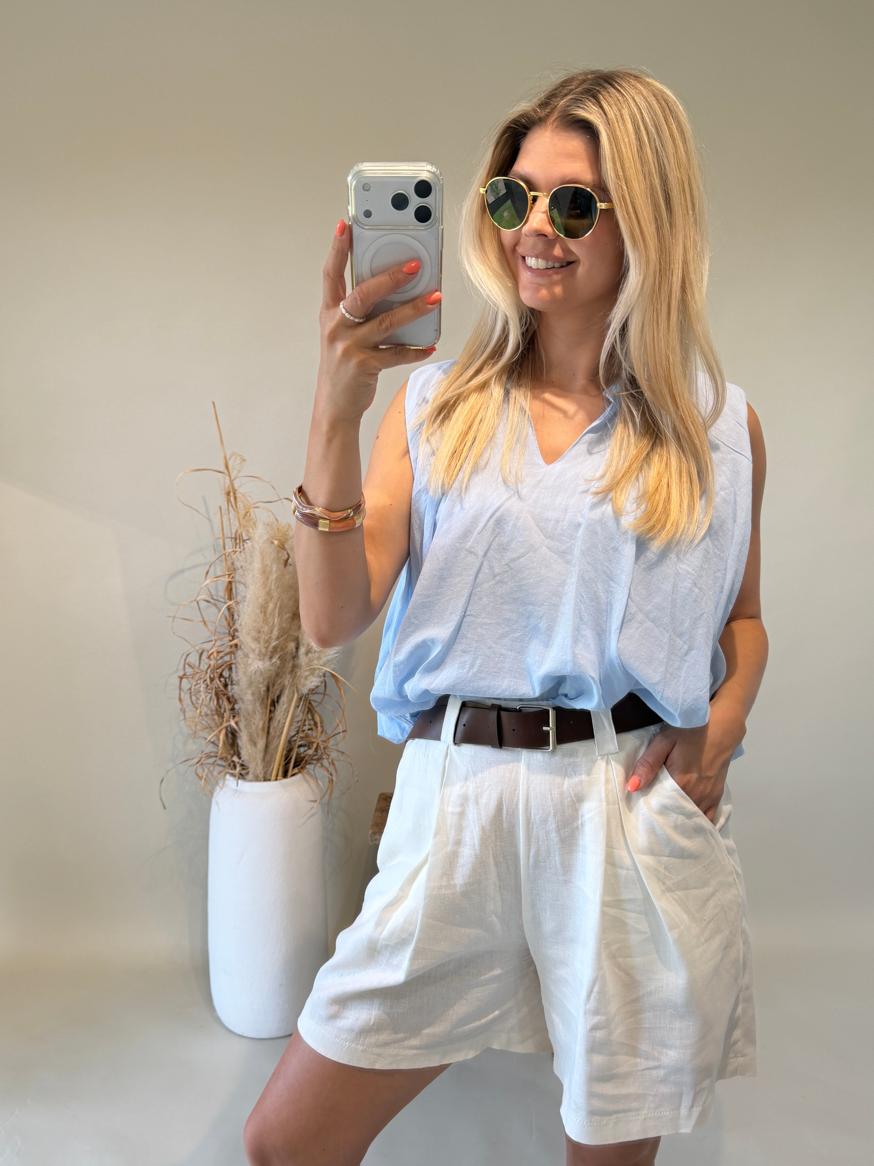 Bluse in Hellblau ( Ärmellos mit Kragen )