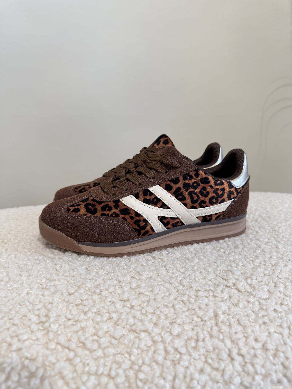 Sneaker in Schokobraun mit Leo - Muster