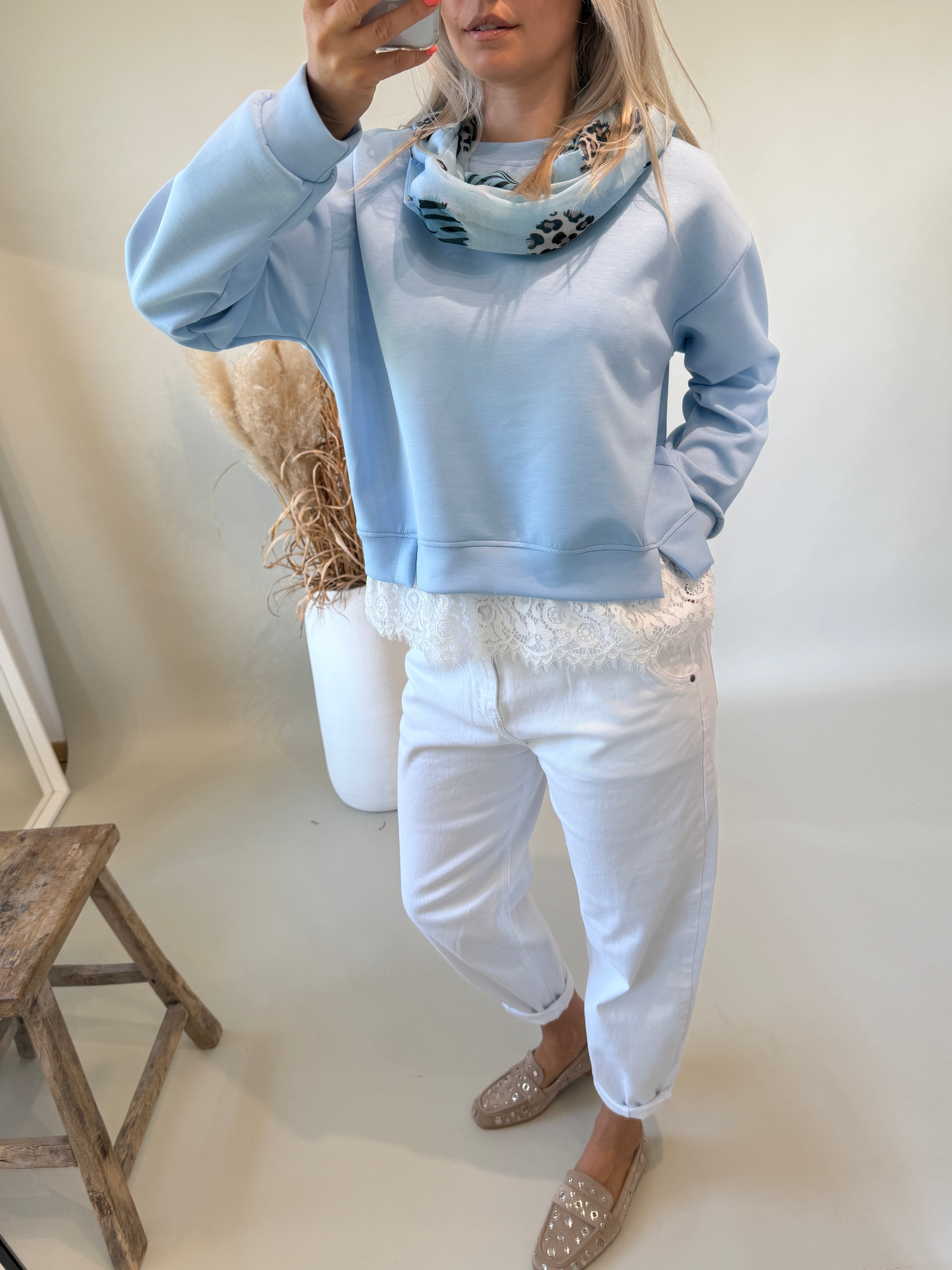 Sweatshirt in Hellblau mit Spitze unten