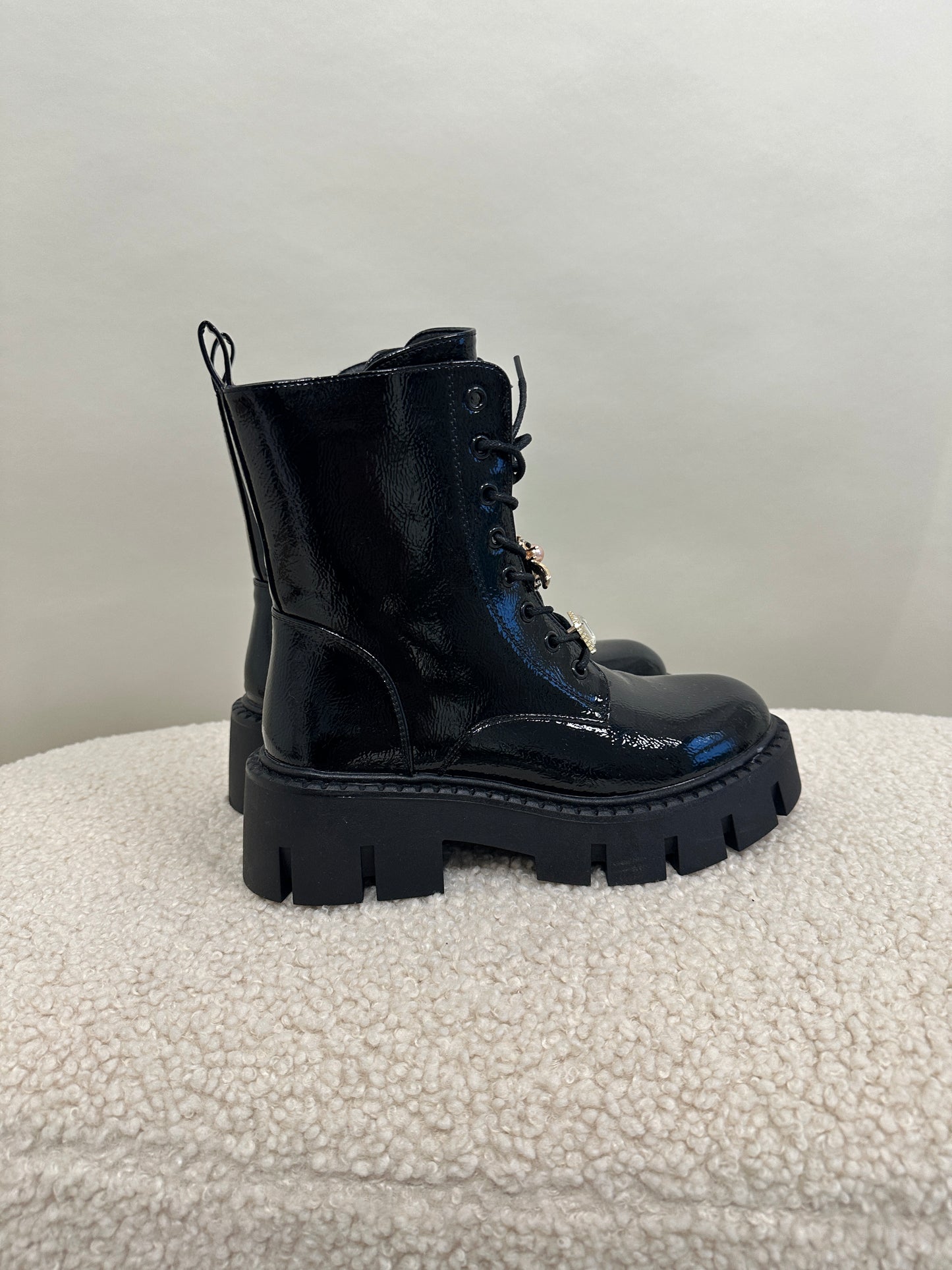 boots in schwarz (lack) mit biene und blume