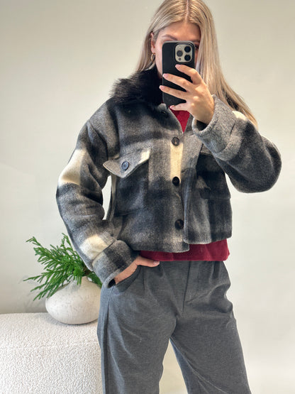 Jacke in Schwarz/Grau/Wollweiß kariert mit Schwarzem Kunst-Pelzkragen