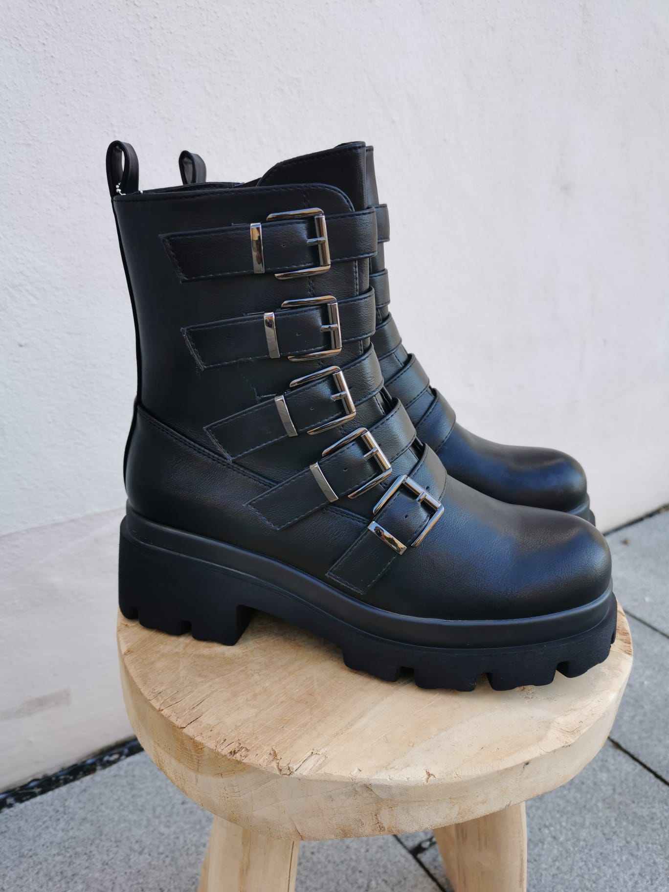 boots in schwarz mit schnallen