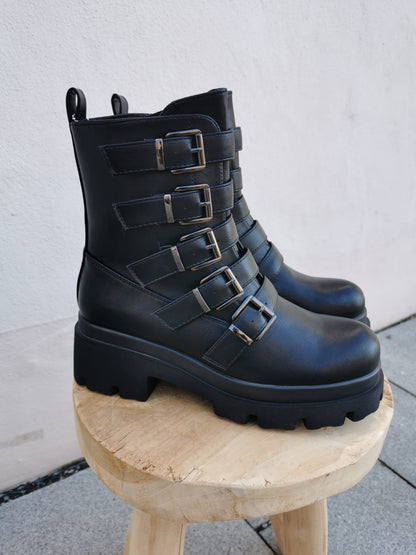 Boots in Schwarz mit Schnallen