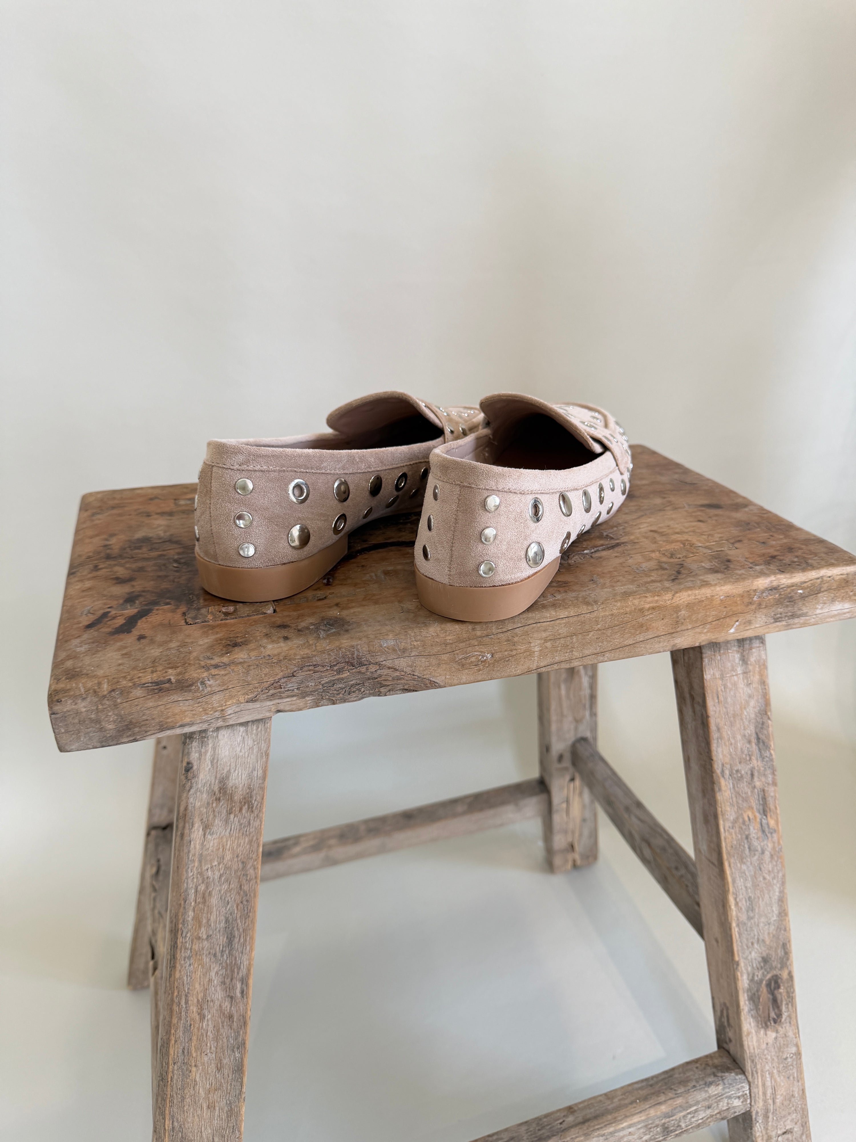 Loafer in Sand mit Nieten