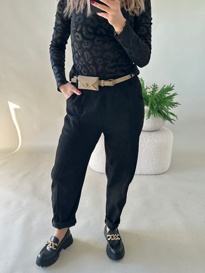 Hose in Schwarz mit Gürtel (Samtoptik)