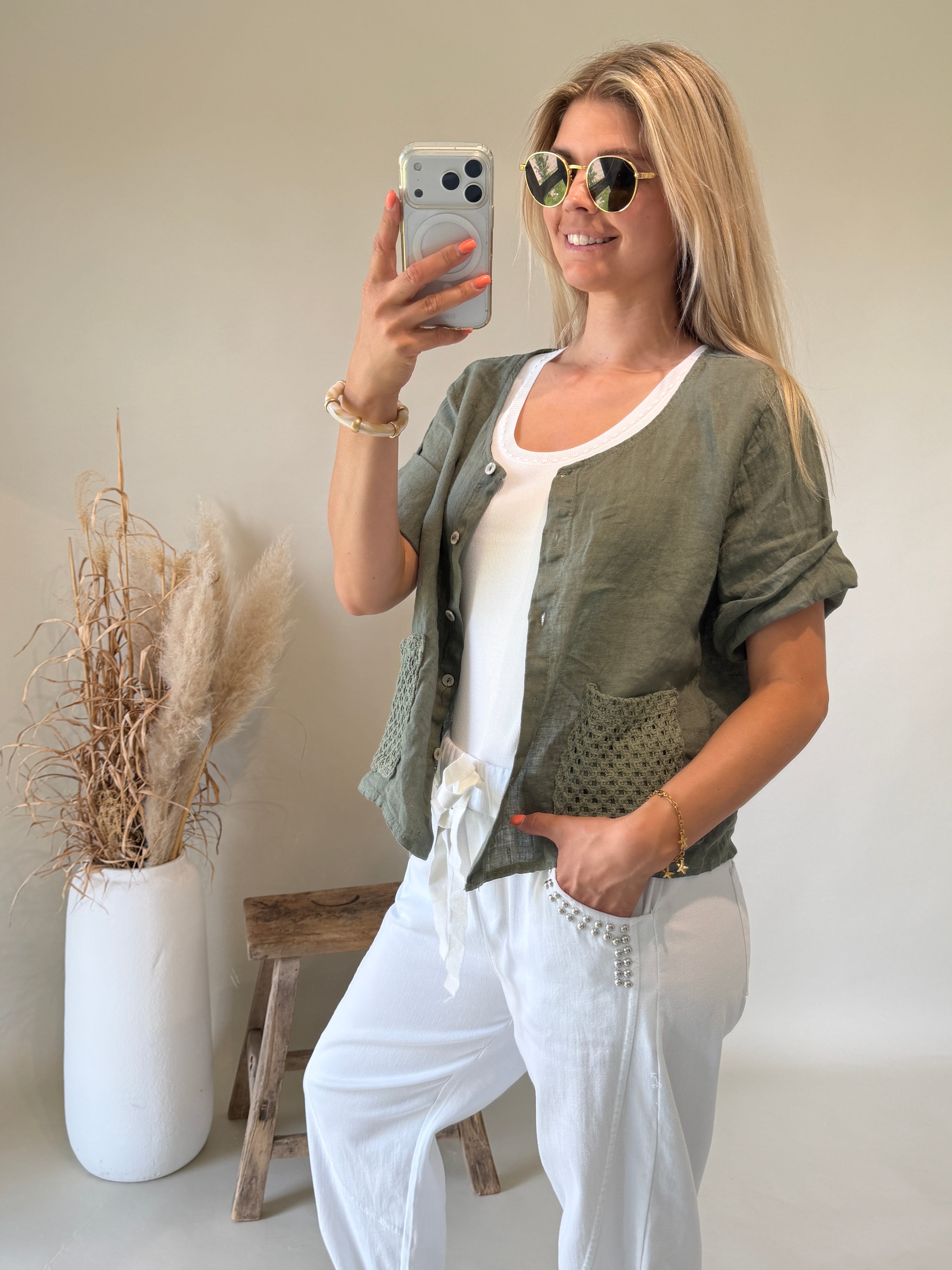 Jacke in Olivgrün ( Kurzarm und Häkeltaschen vorne )