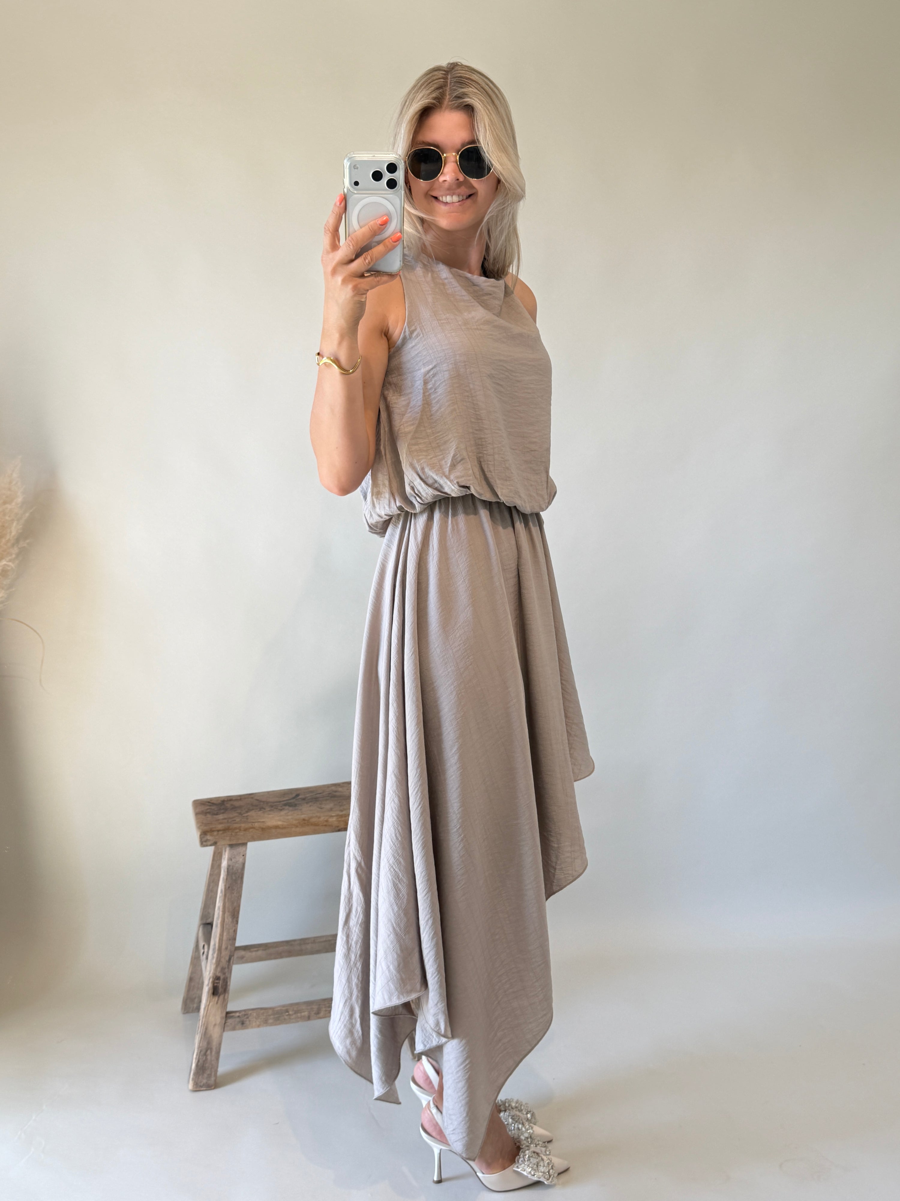 Kleid in Taupe ( Hinten zum Binden ) Schräg geschnitten