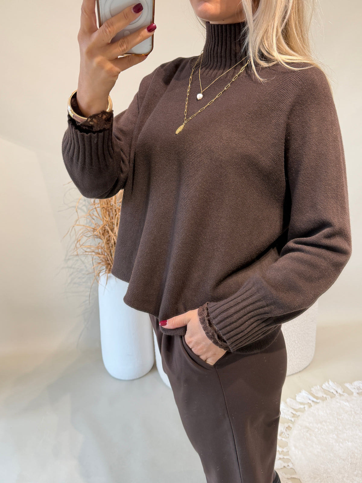 Pullover in Schokobraun mit weiten Kragen