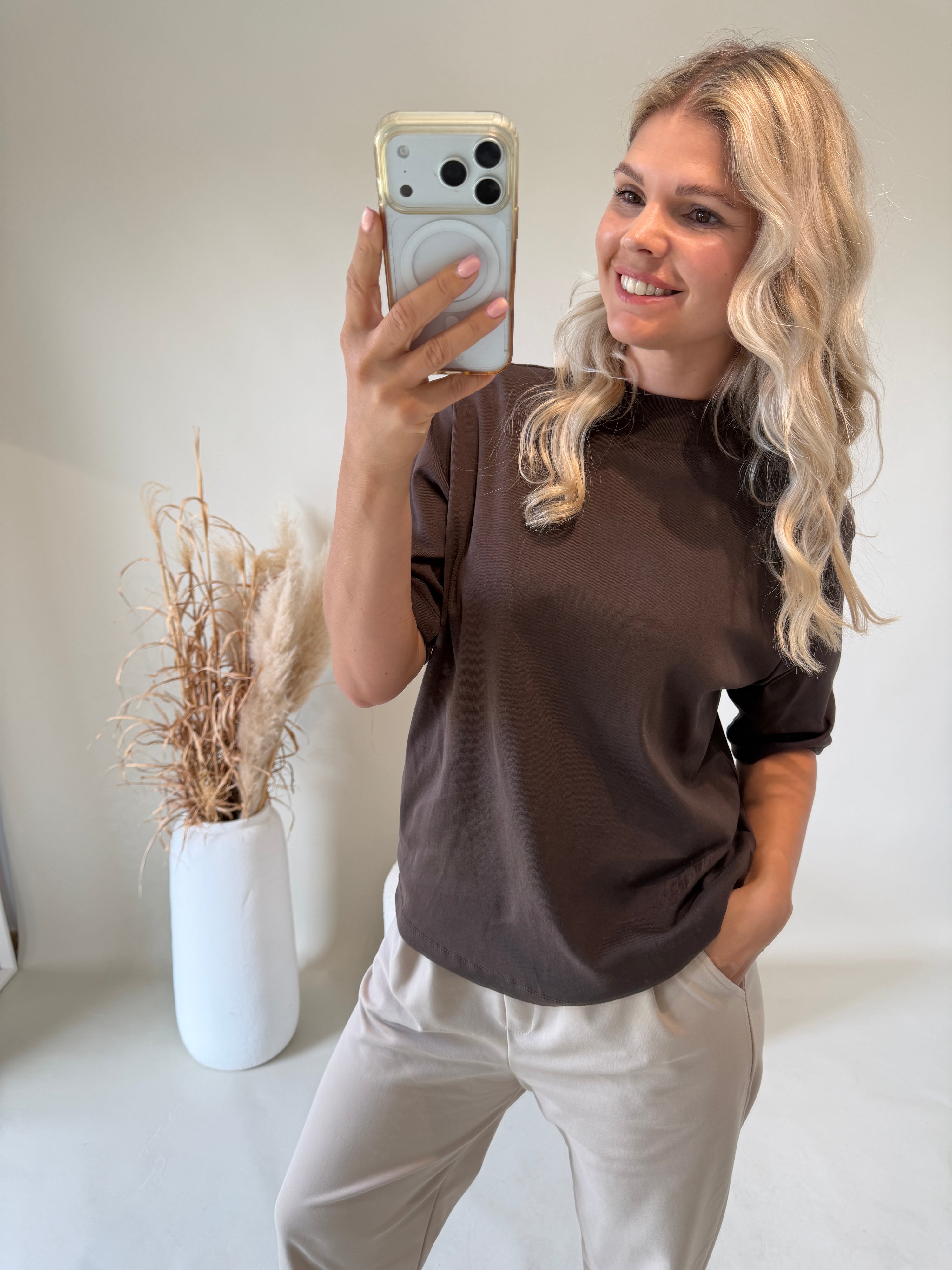 T - Shirt in Schokobraun mit Stehkragen
