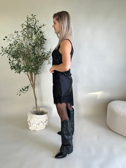 Rock in Schwarz unten mit Spitze