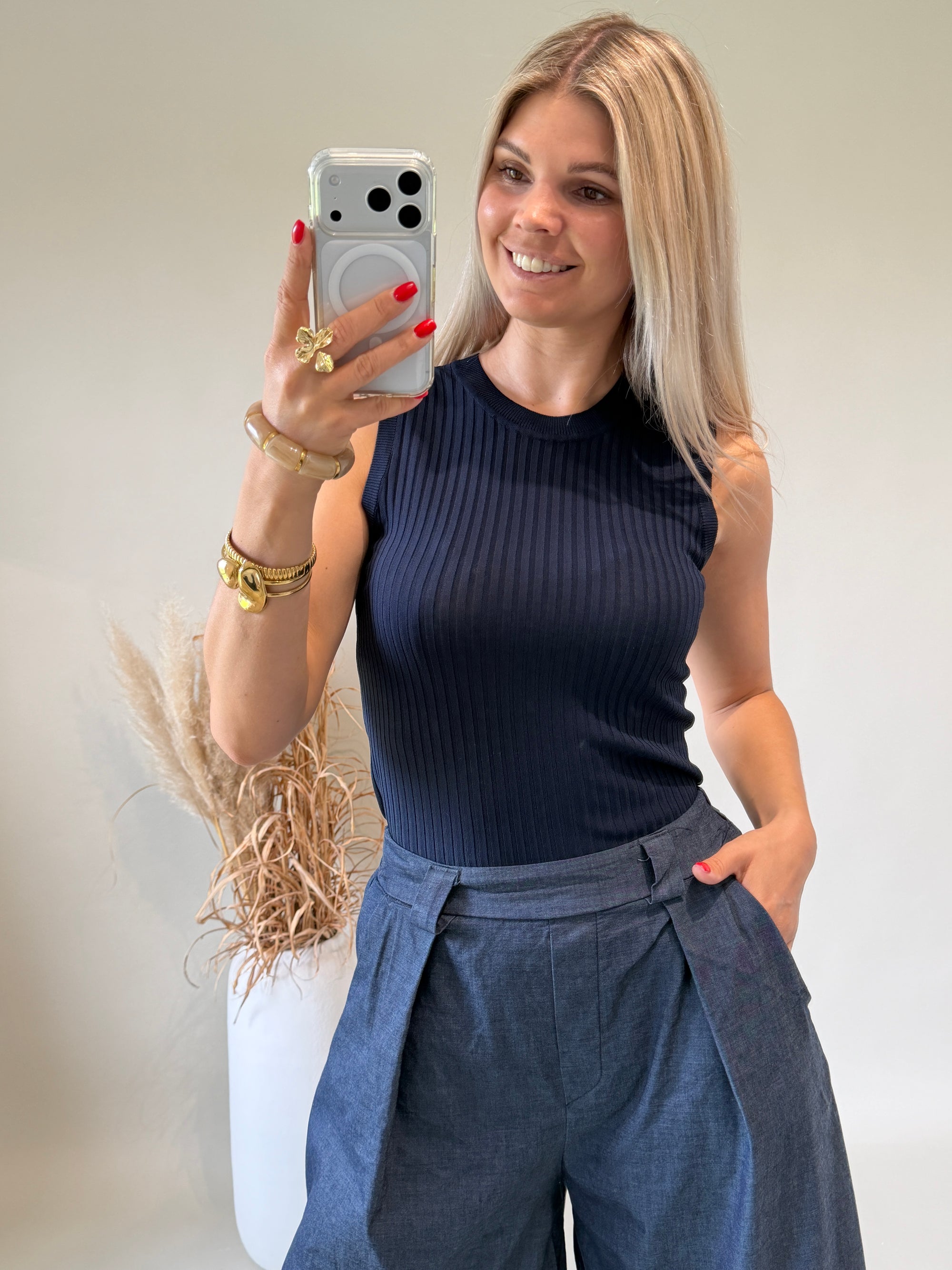 Top in Dunkelblau leichter Strick