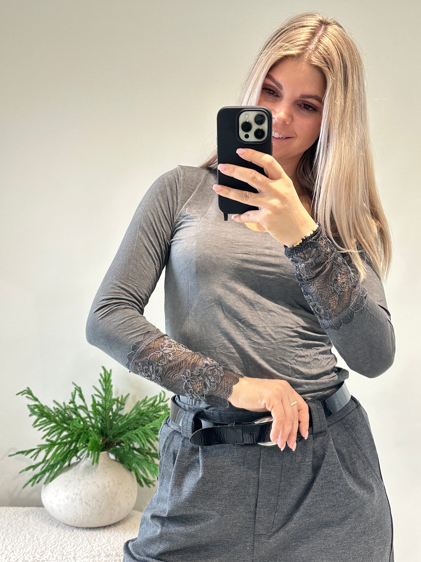 shirt in grau mit spitze am ärmel und v-ausschnitt