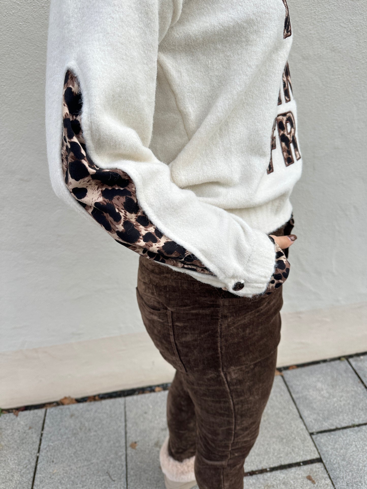 pullover in wollweiß mit v-auschnitt und aufschrift (wild and free)