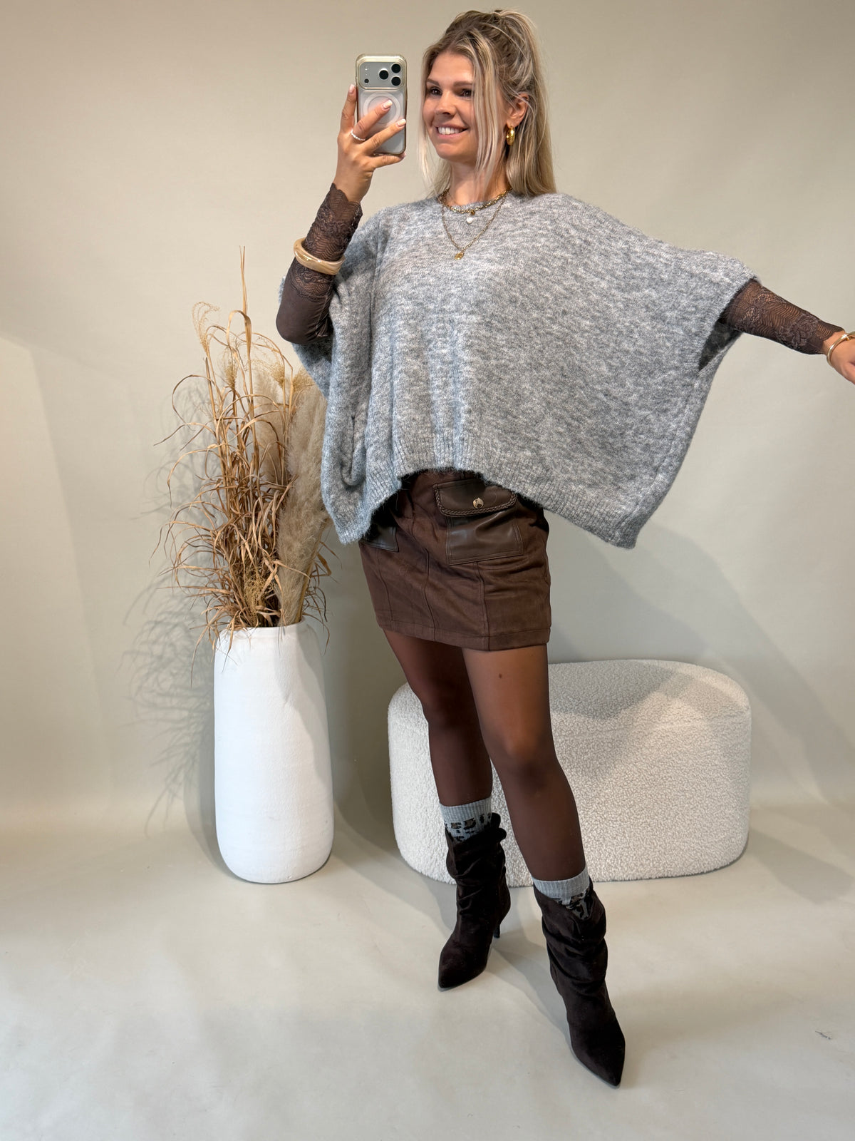 Pullover in Hellgrau mit großer Tasche ( Kurzarm )
