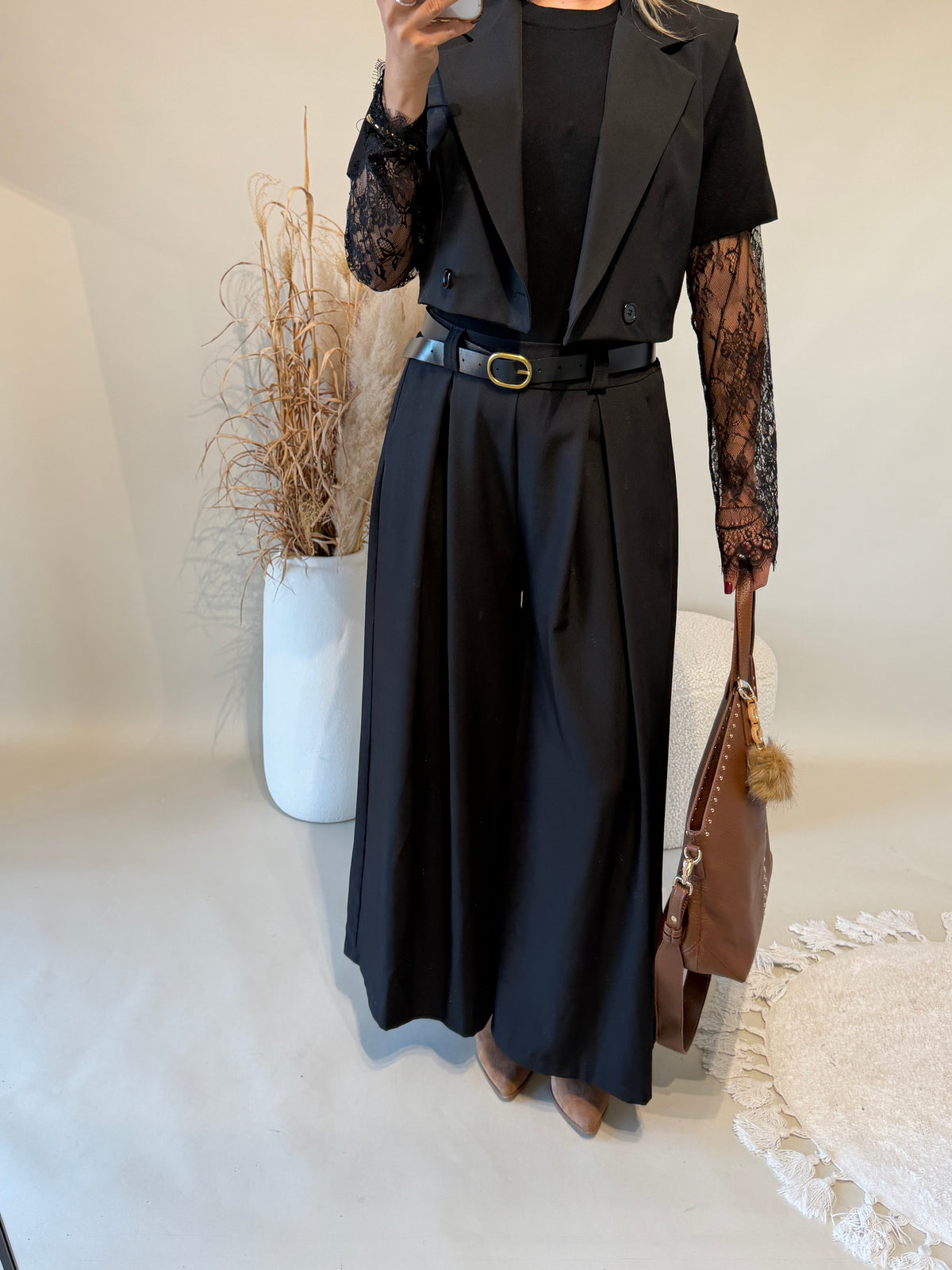 Hose in Schwarz mit weiten Bein und Gürtel