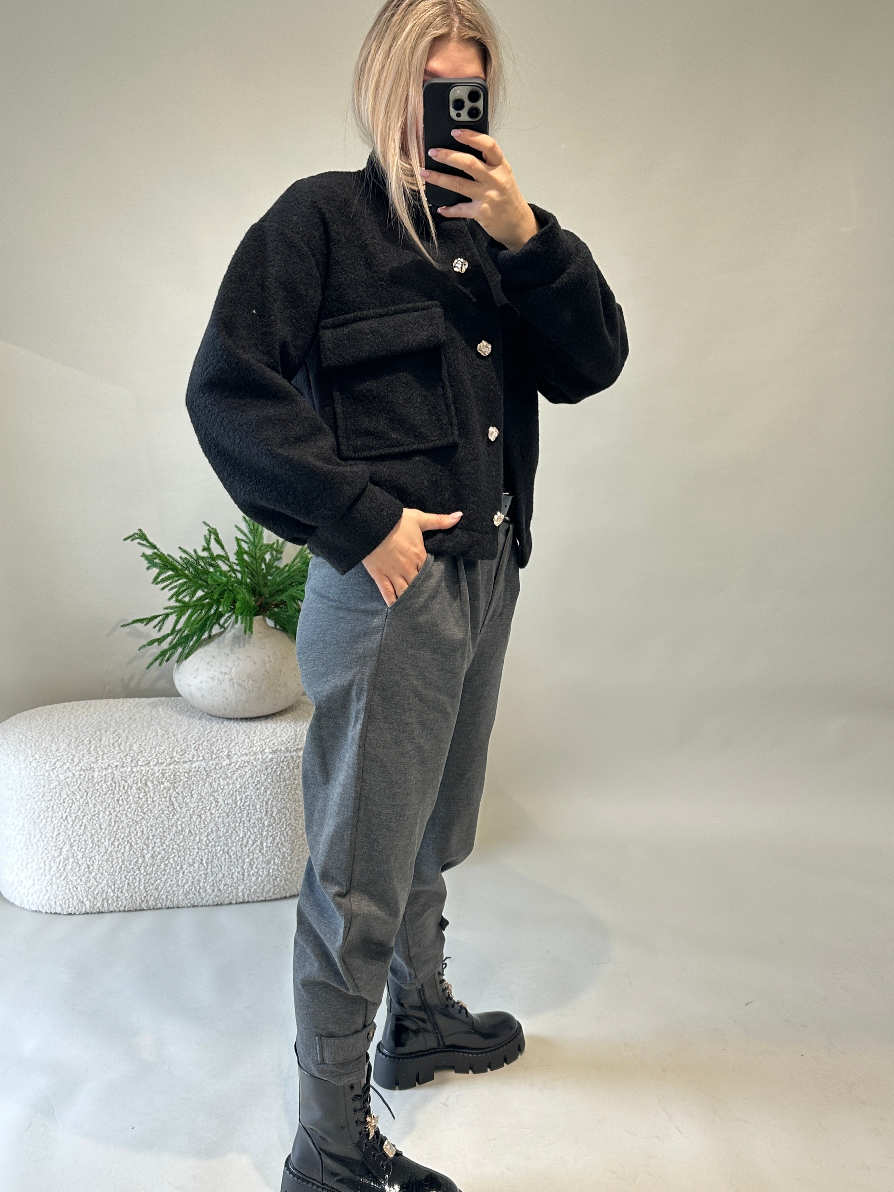 Jacke in Schwarz mit Goldenen Knöpfen und Taschen vorne