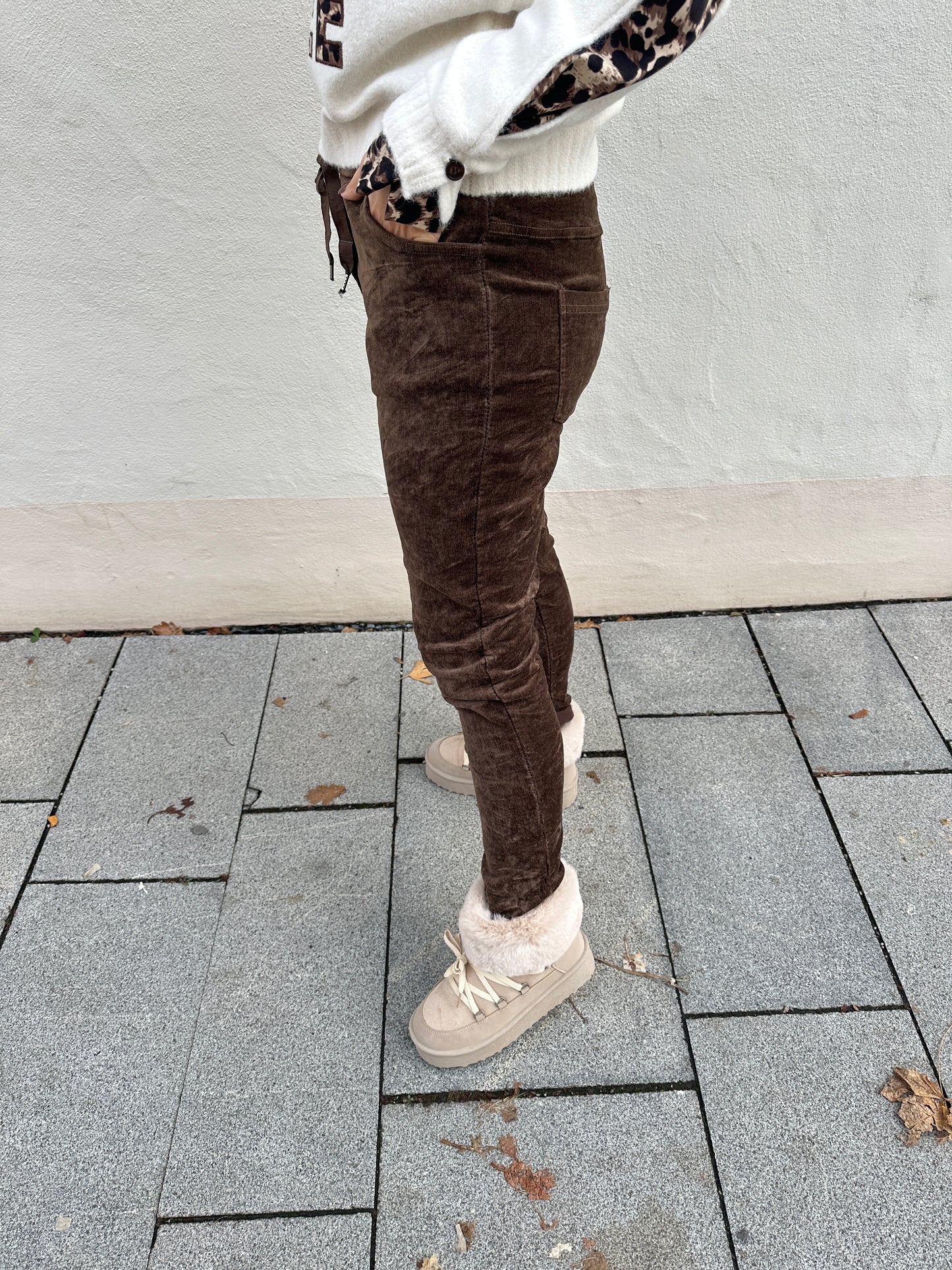 hose in schokobraun samt-optik