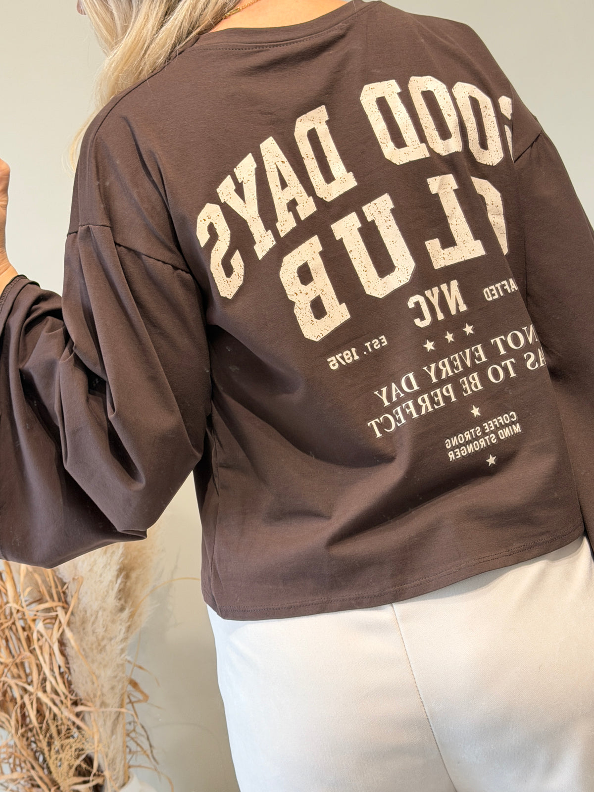 Shirt in Schokobraun mit Aufdruck hinten und Trompetenärmel
