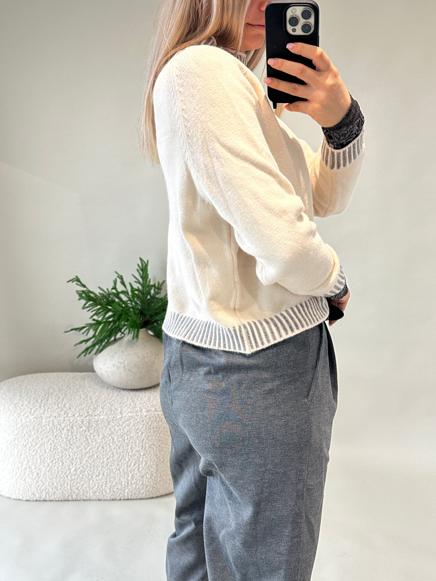 pullover in wollweiß mit grauen streifen an bund und kragen