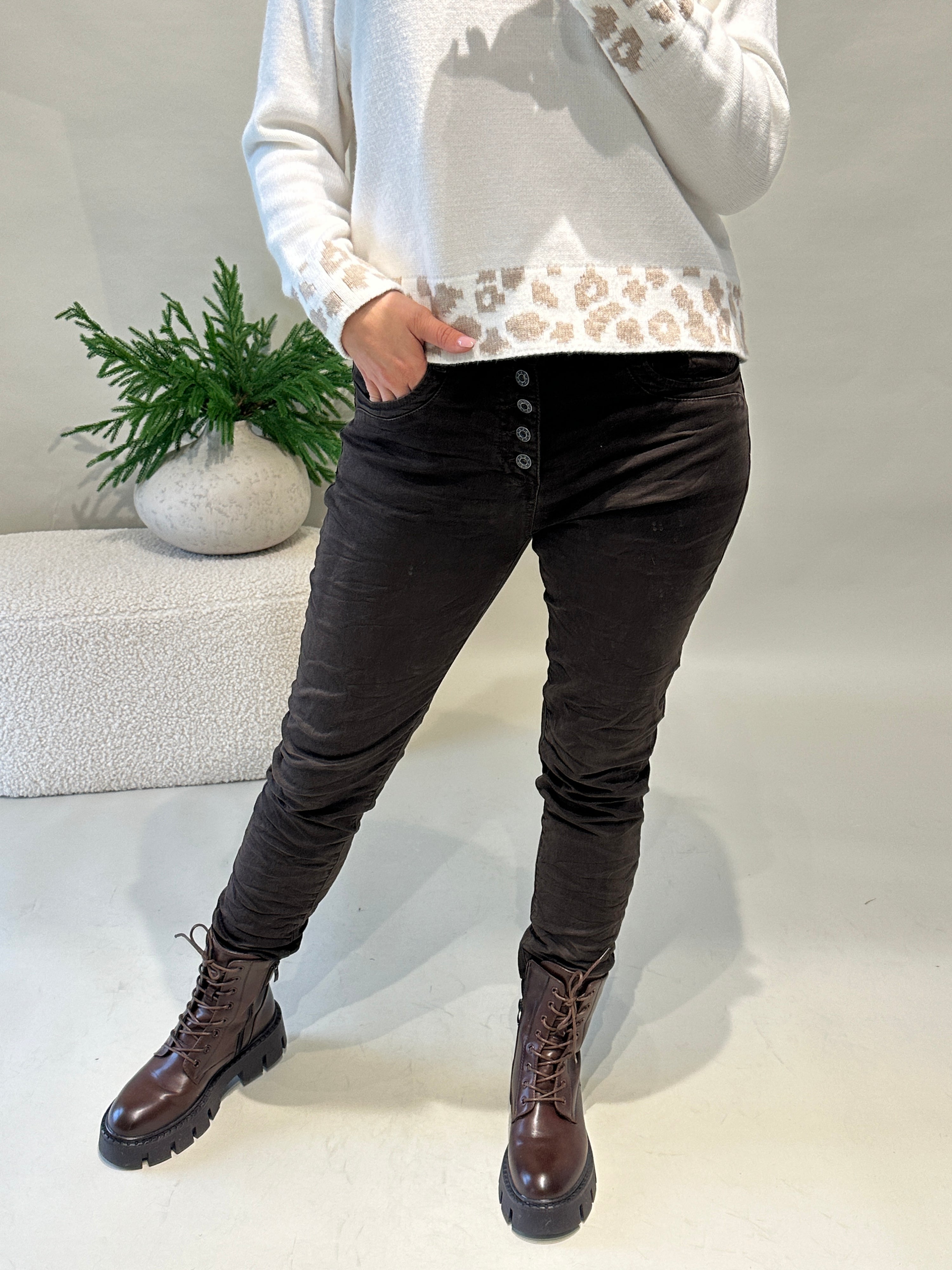 Jeans in Schokobraun mit Knöpfen