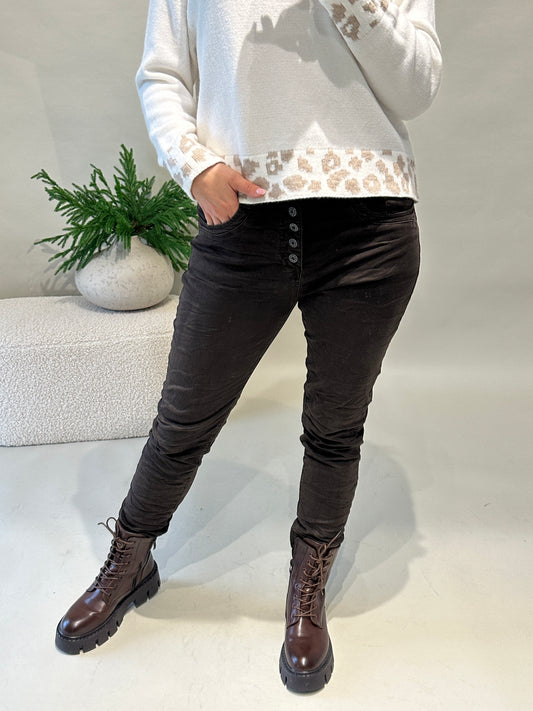 Jeans in Schokobraun mit Knöpfen