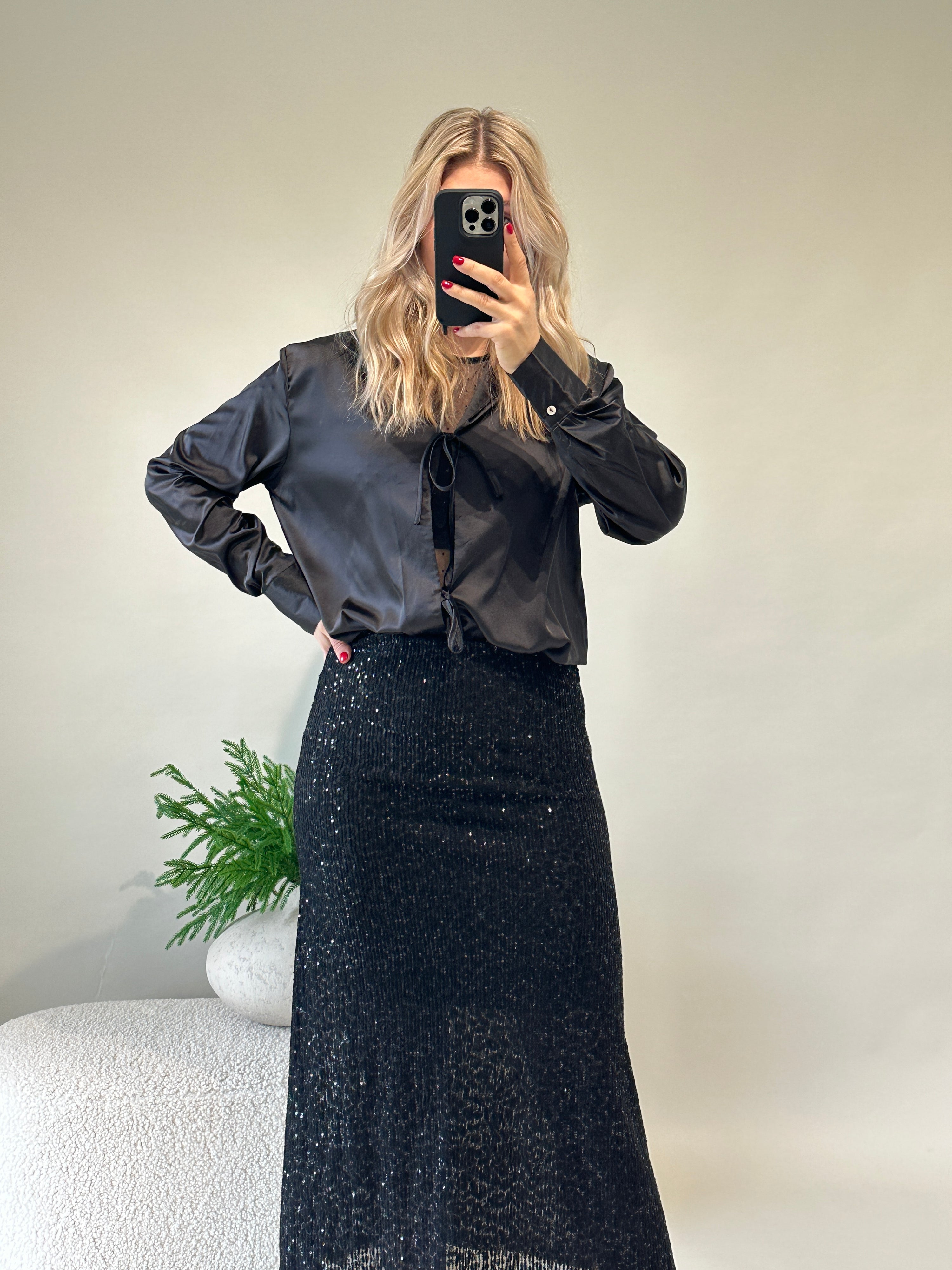 Bluse in Schwarz (Satin) vorne zum Binden