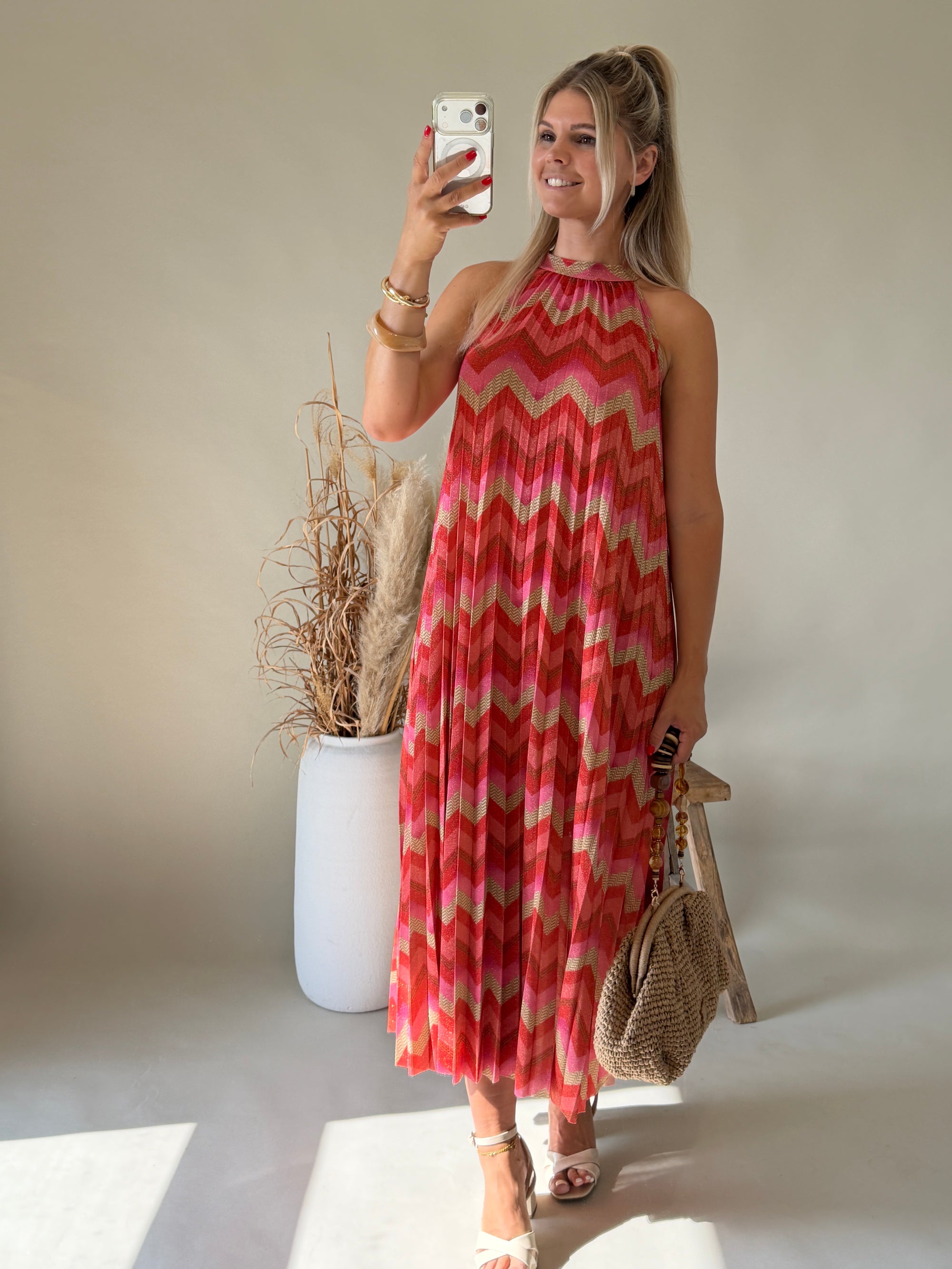 Kleid in Pink / Rot / Gold in Plissee