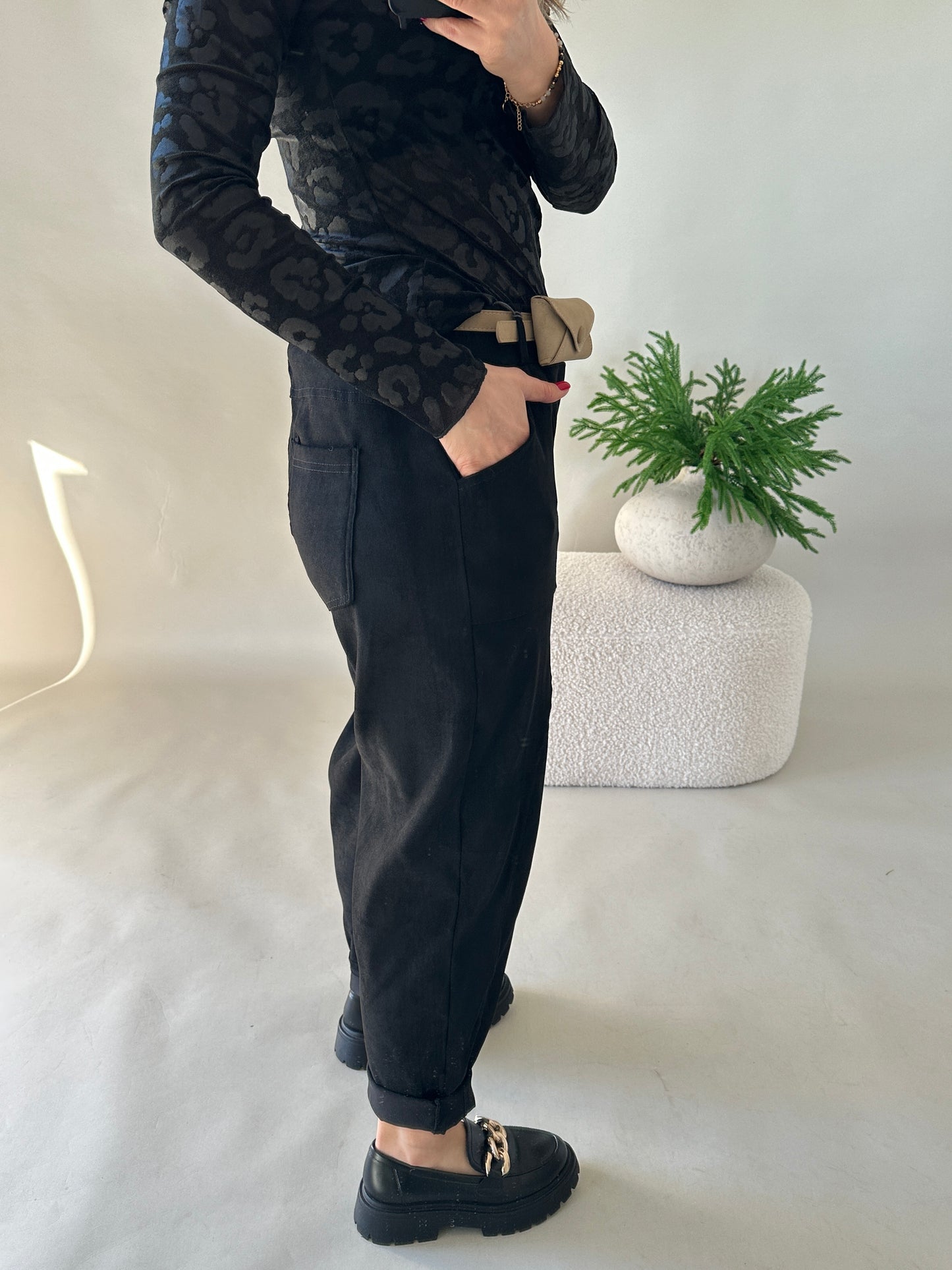 hose in schwarz mit gürtel (samtoptik)