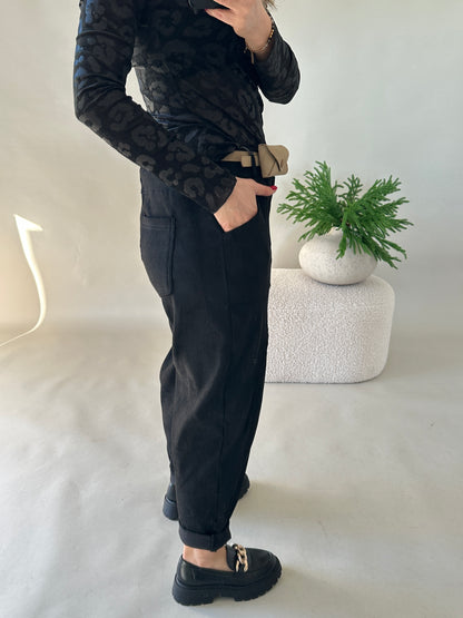 Hose in Schwarz mit Gürtel (Samtoptik)