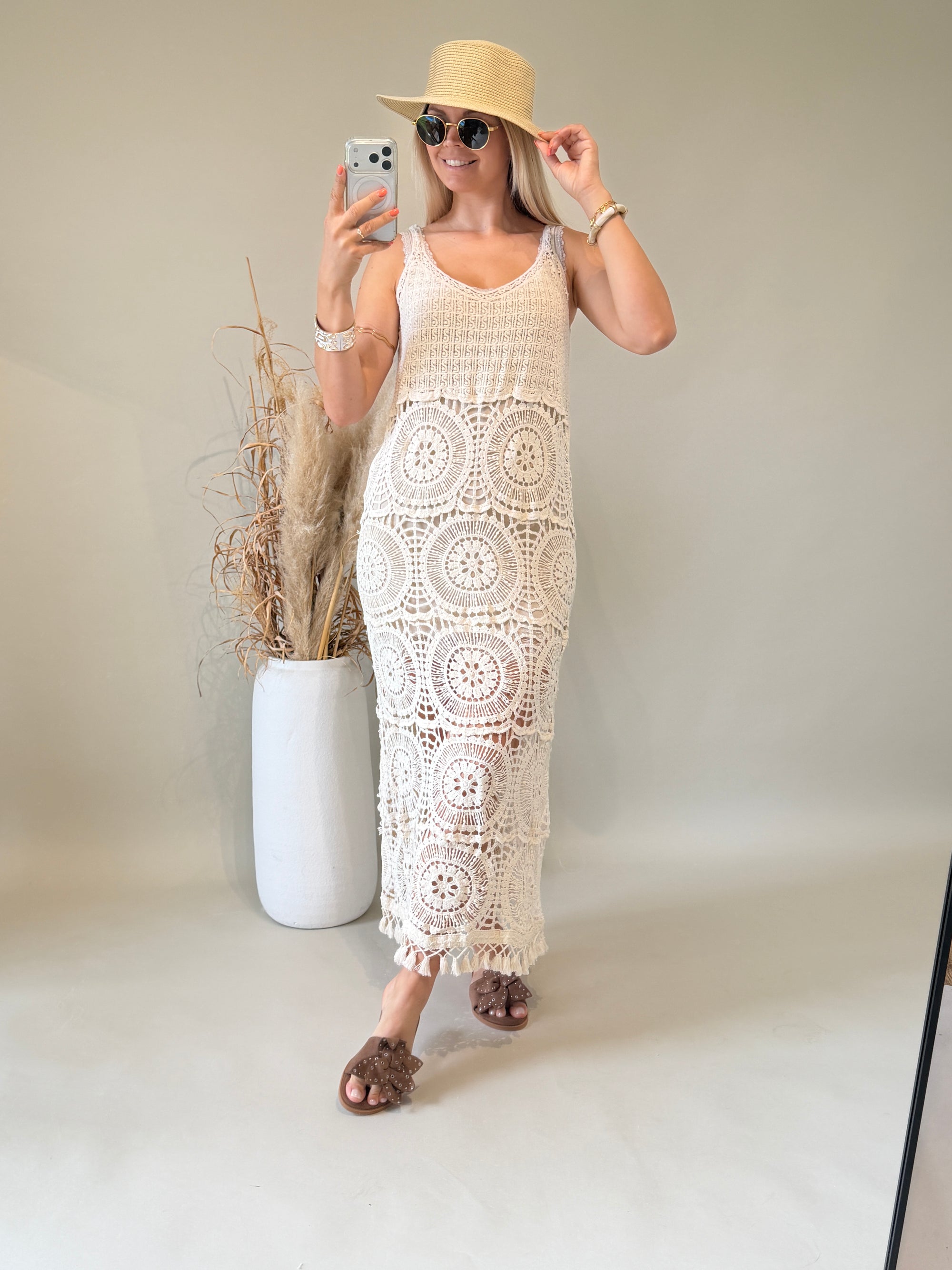 Kleid in Beige aus Bohospitze mit Puschel unten