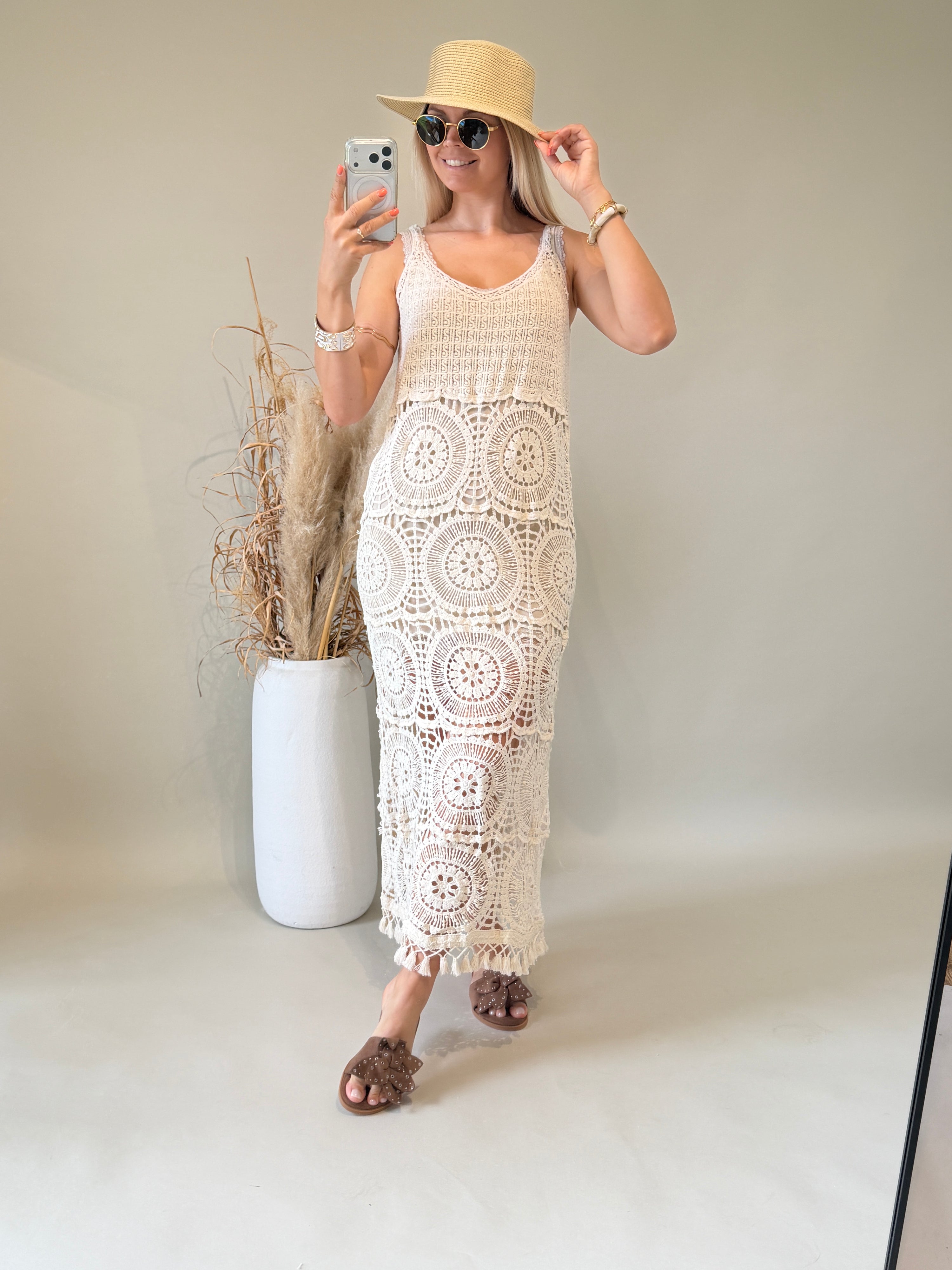 Kleid in Beige aus Bohospitze mit Puschel unten