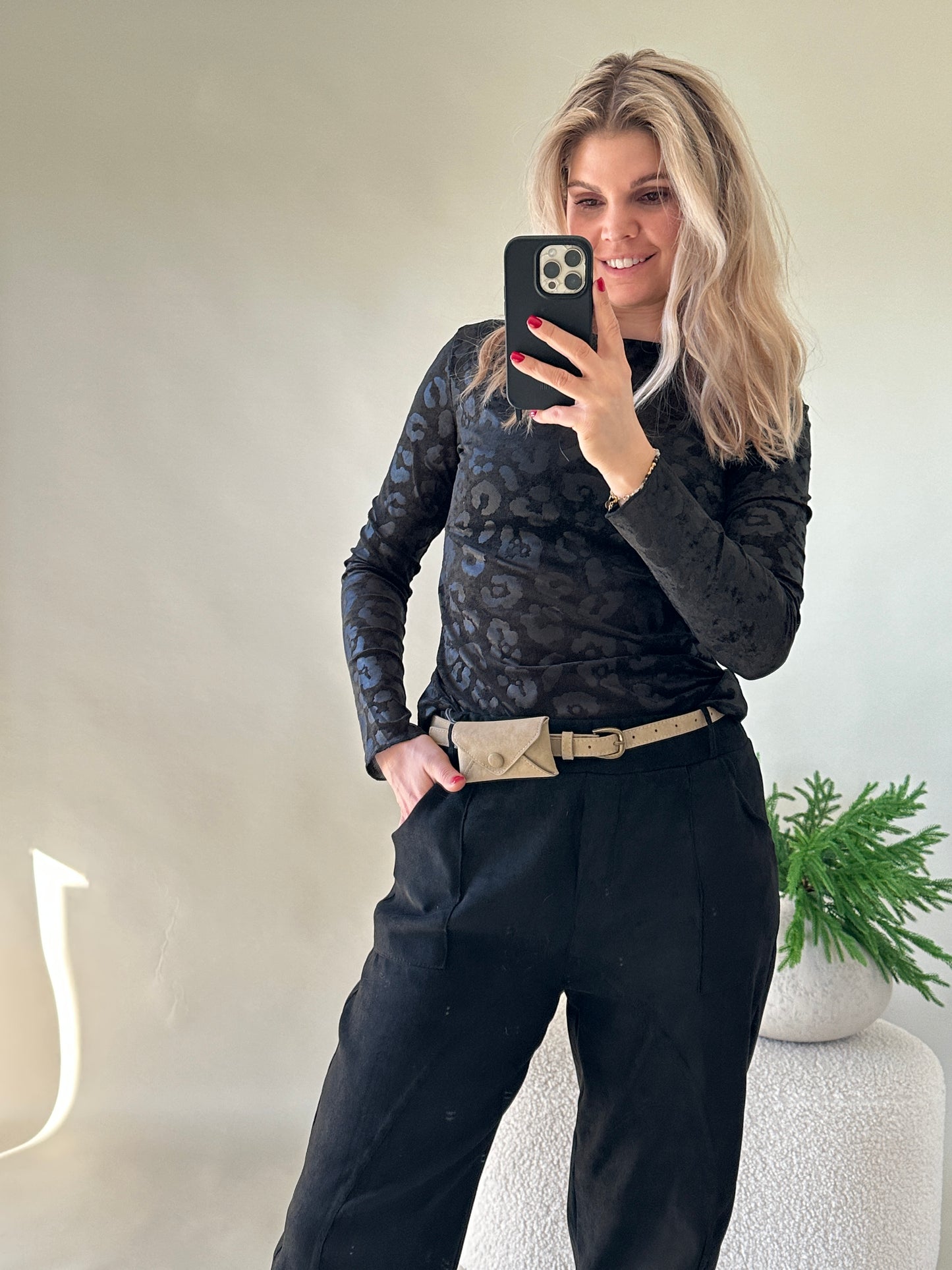 shirt in schwarz mit leo-muster