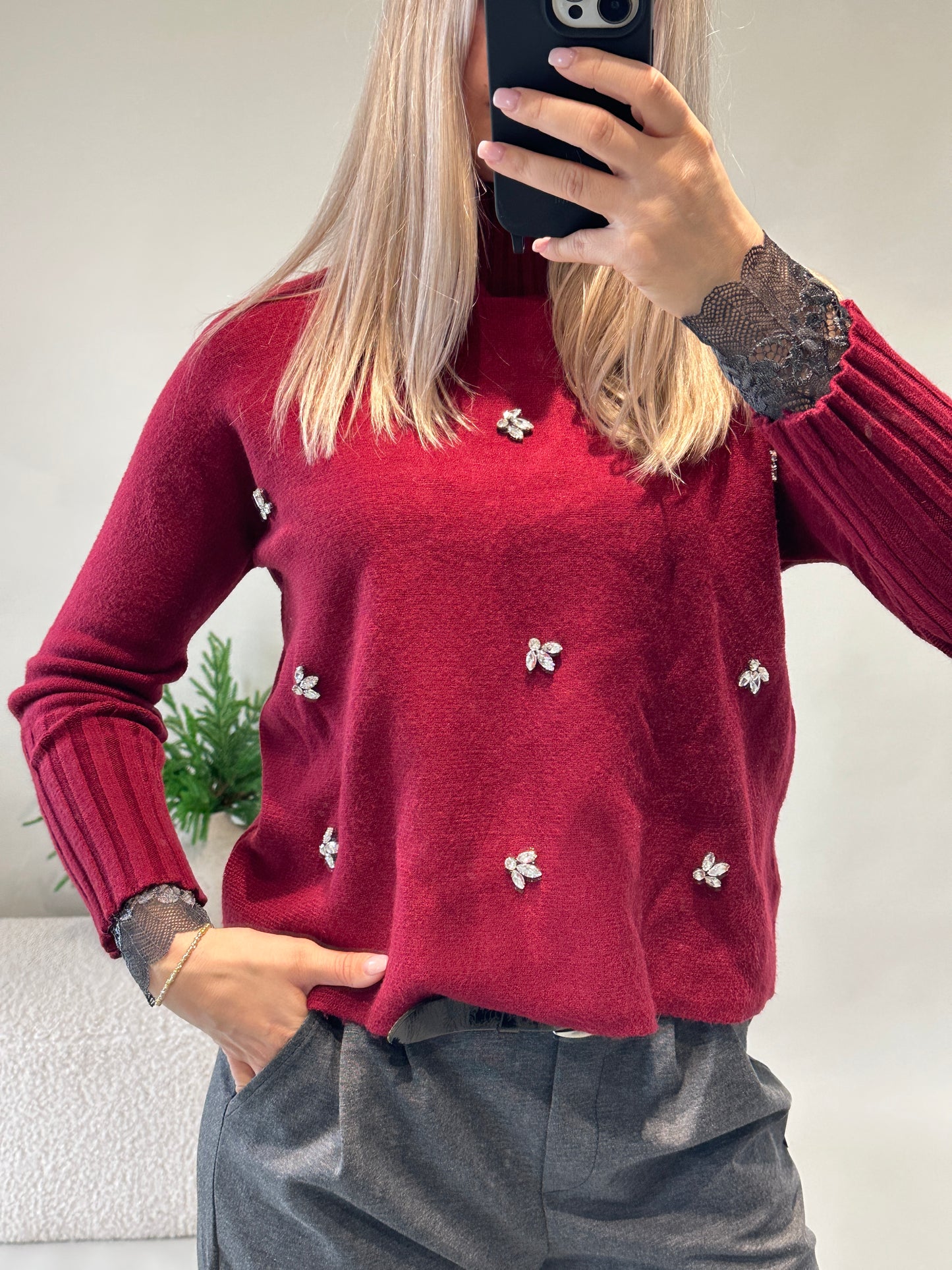 pullover in burgundy mit glitzersteinen vorne