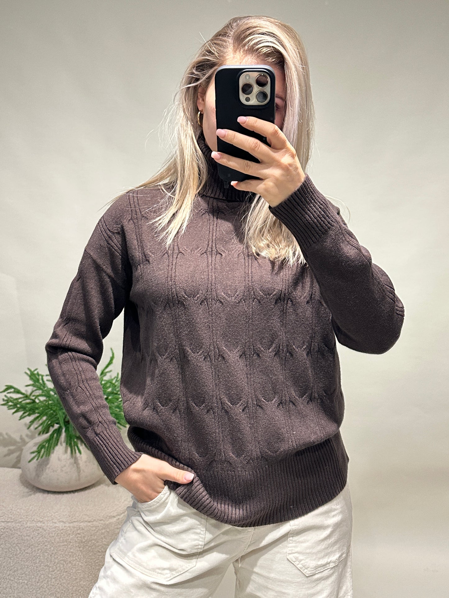 pullover in schokobraun mit muster und rollkragen