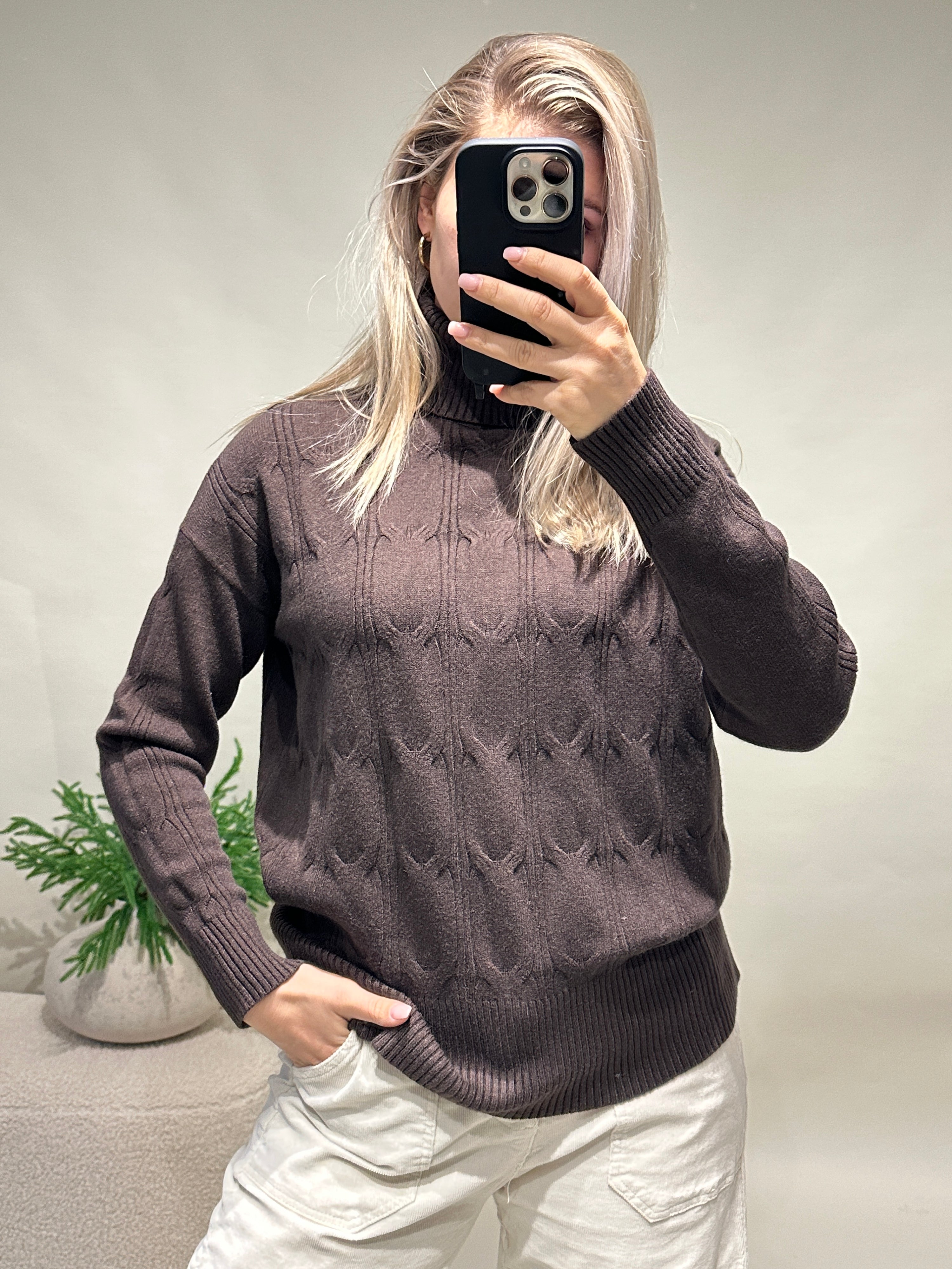 Pullover in Schokobraun mit Muster und Rollkragen