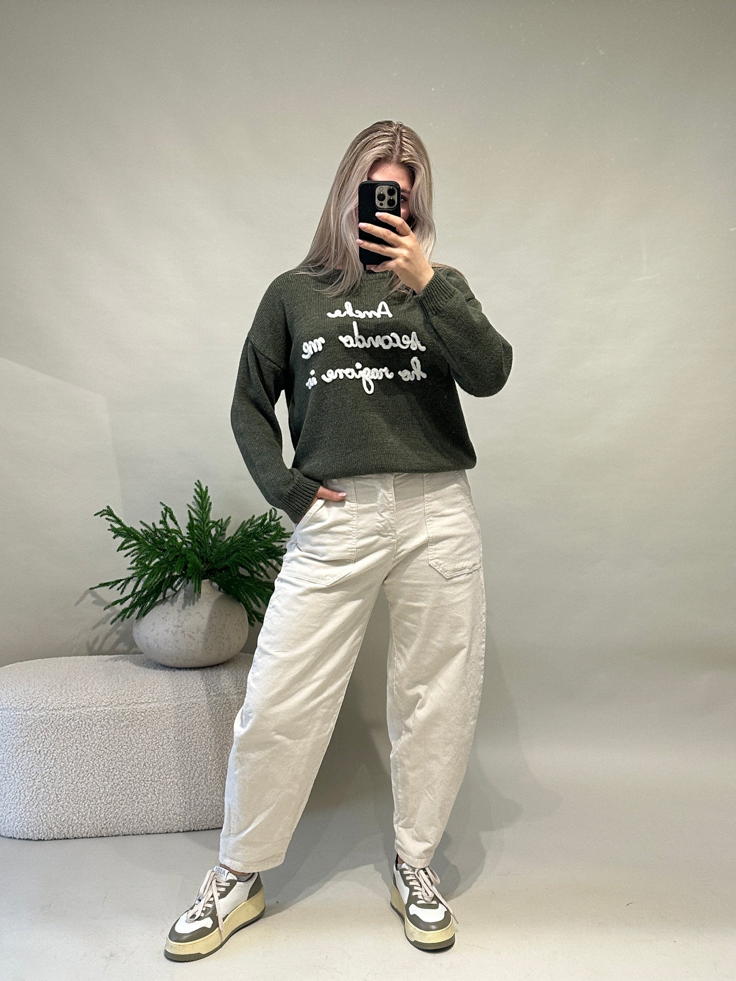 pullover in olivgrün mit aufschrift in wollweiß