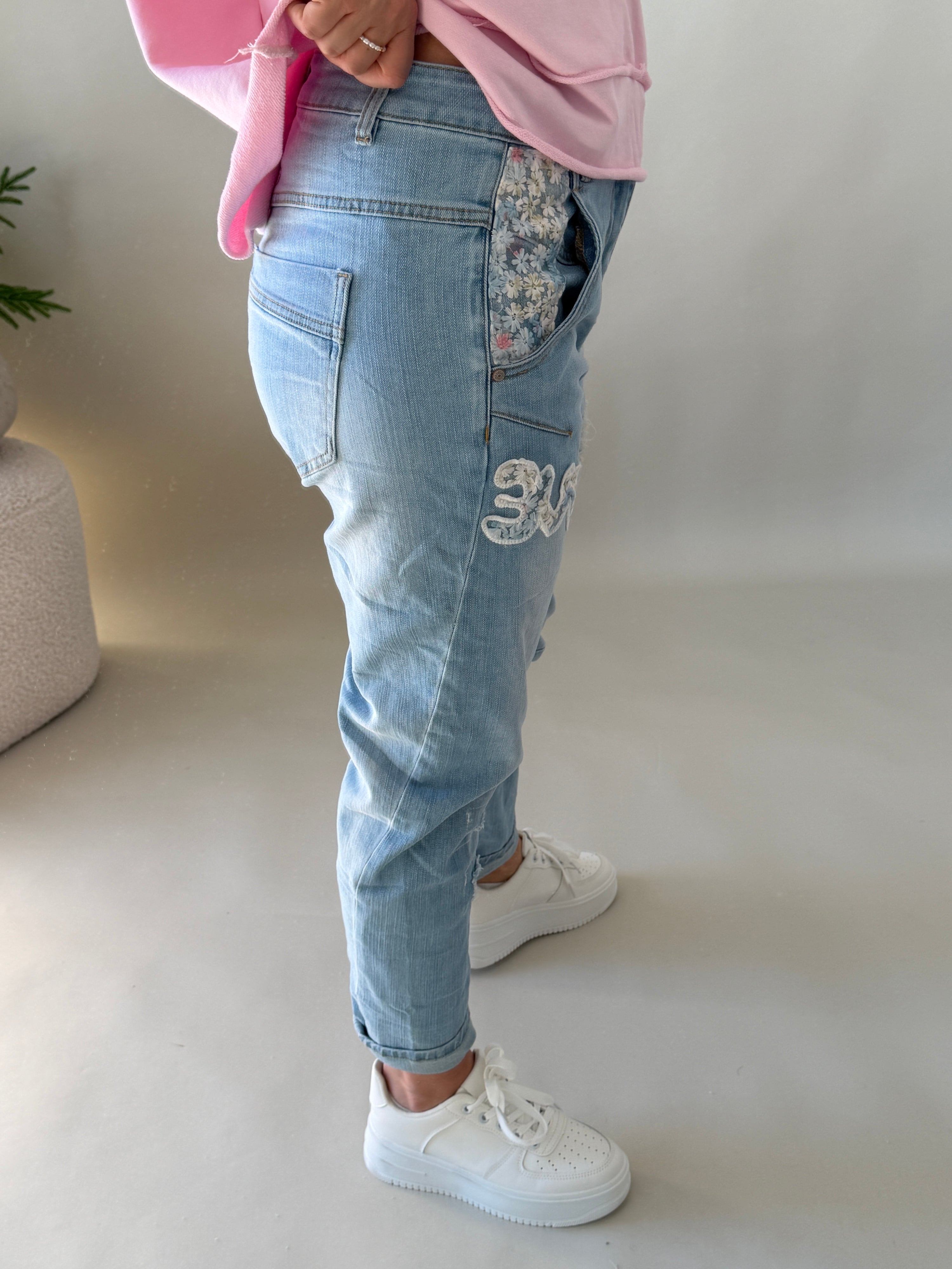 Jeans mit Aufnäher LOVE und Blumenmuster
