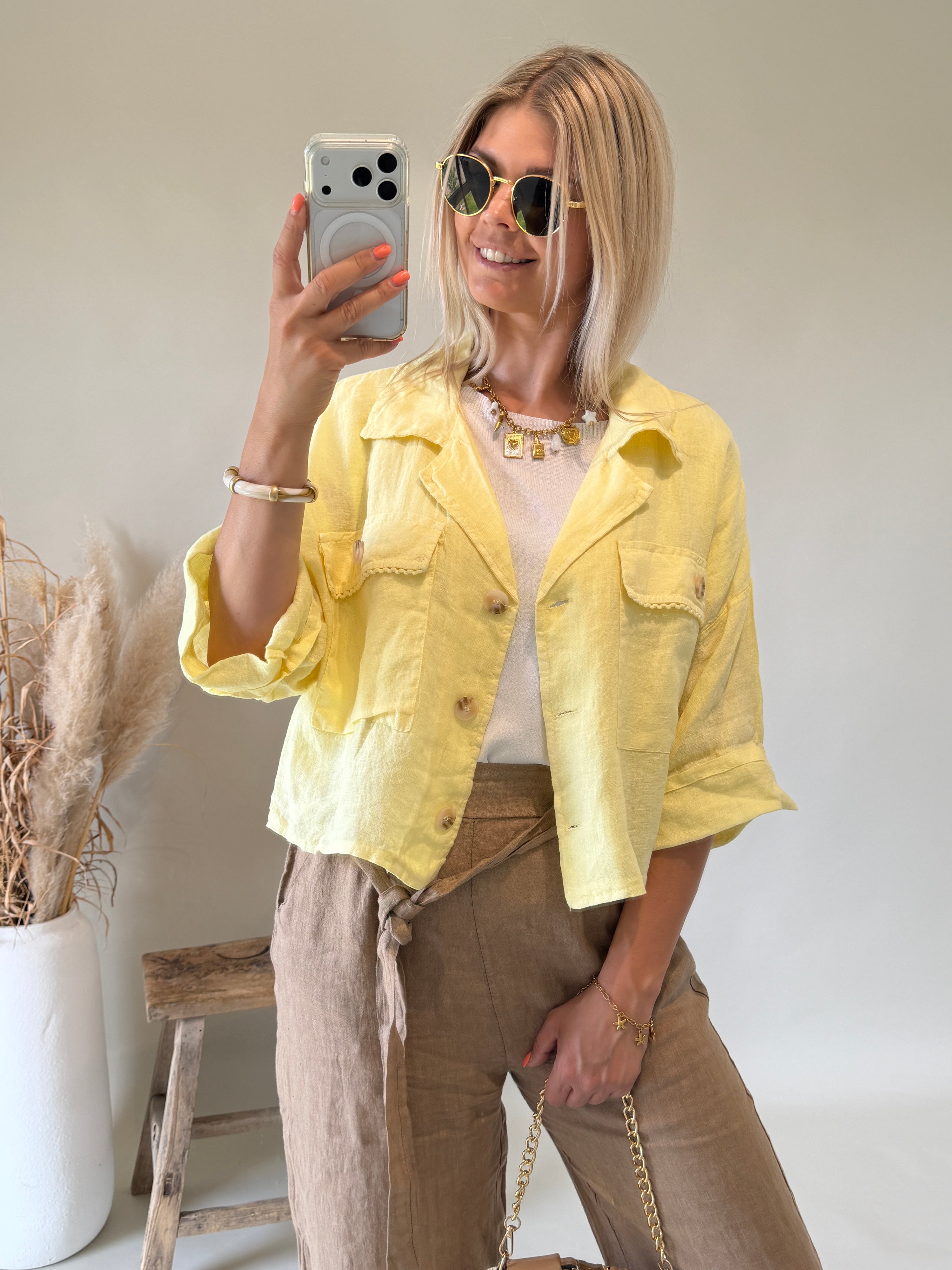 Jacke in Zitronengelb mit Taschen vorne und Spitze