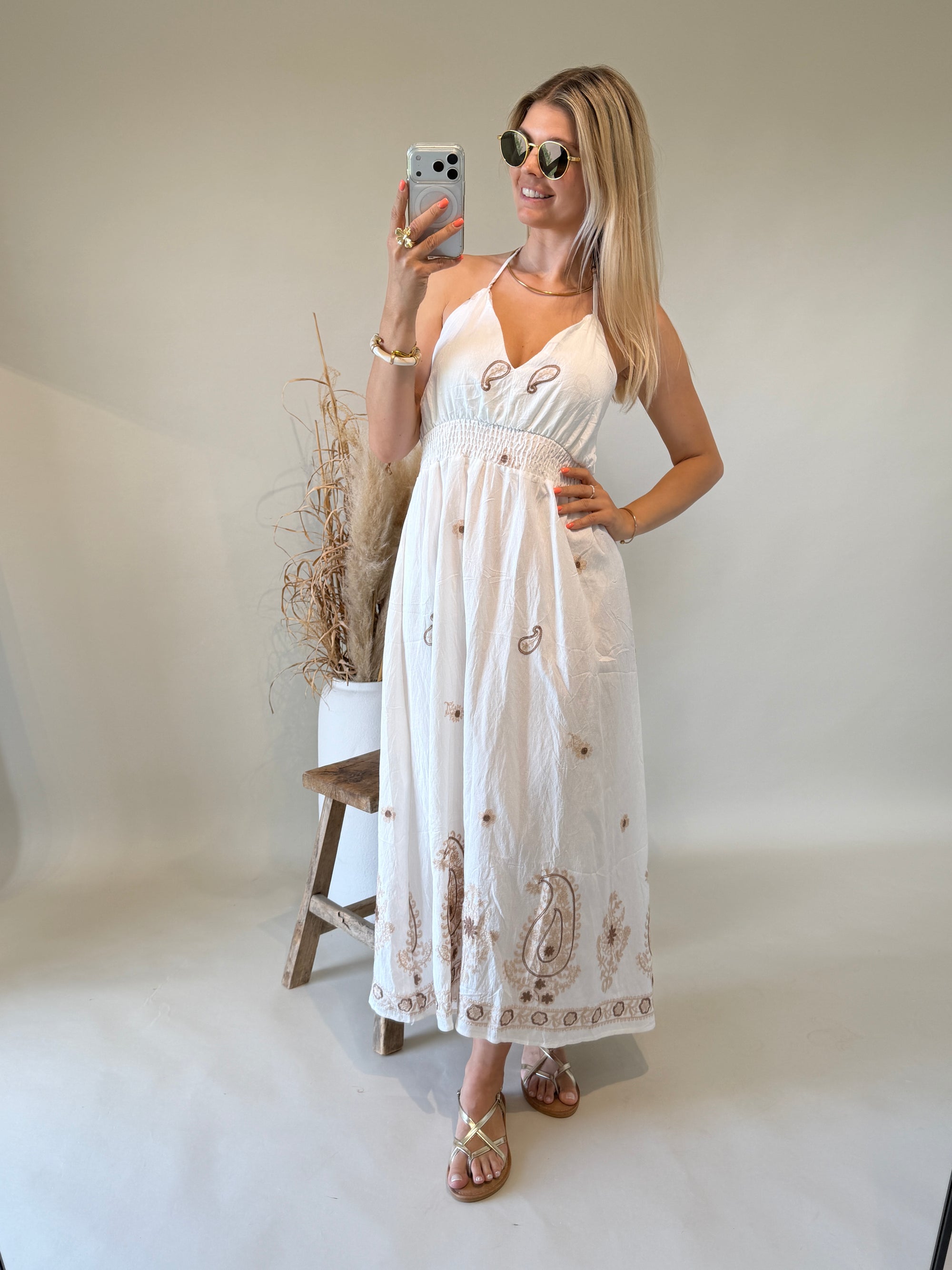 Kleid in Wollweiß mit Stickerei in Zimt und Beige ( Mit Holzperlen )