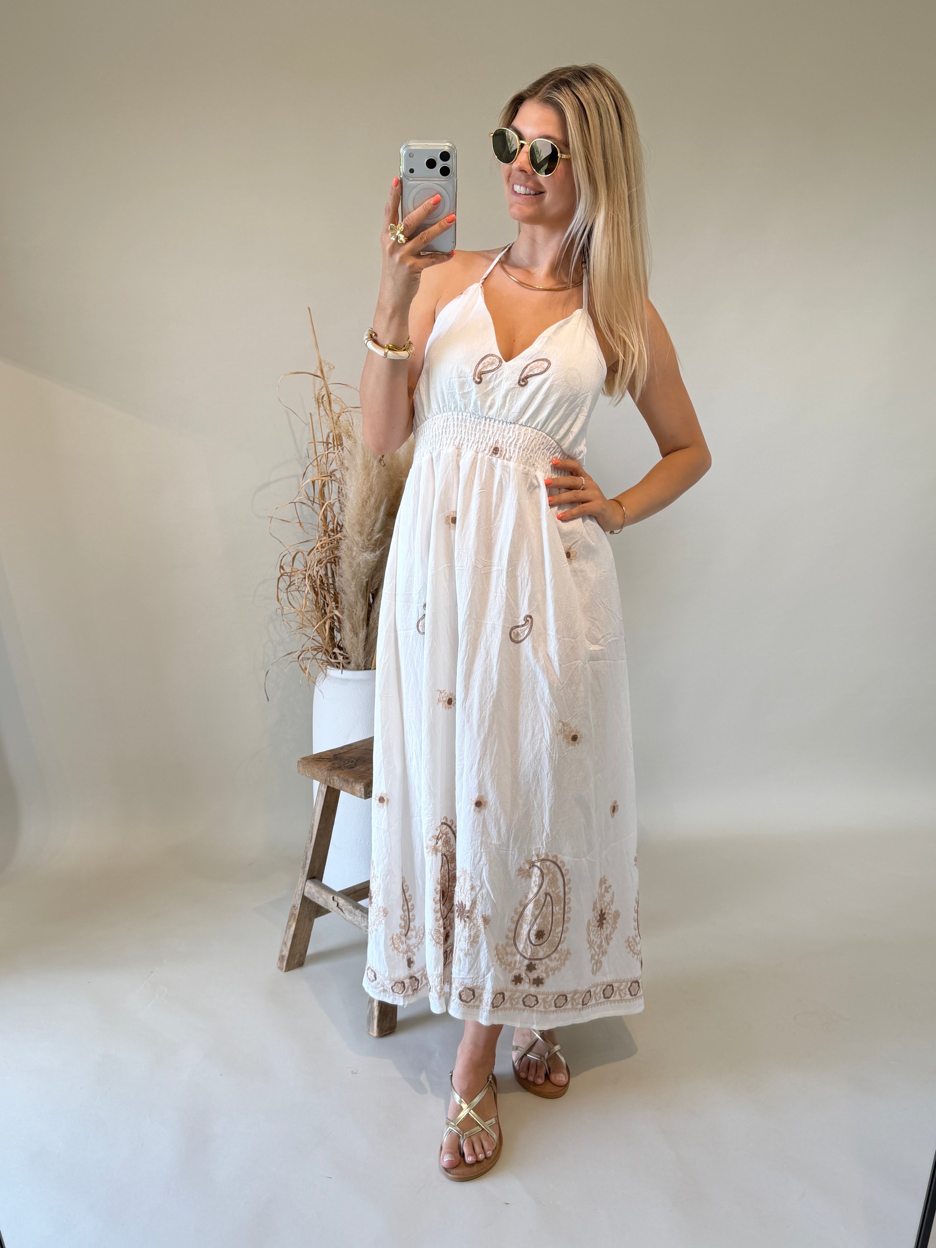 Kleid in Wollweiß mit Stickerei in Zimt und Beige ( Mit Holzperlen )