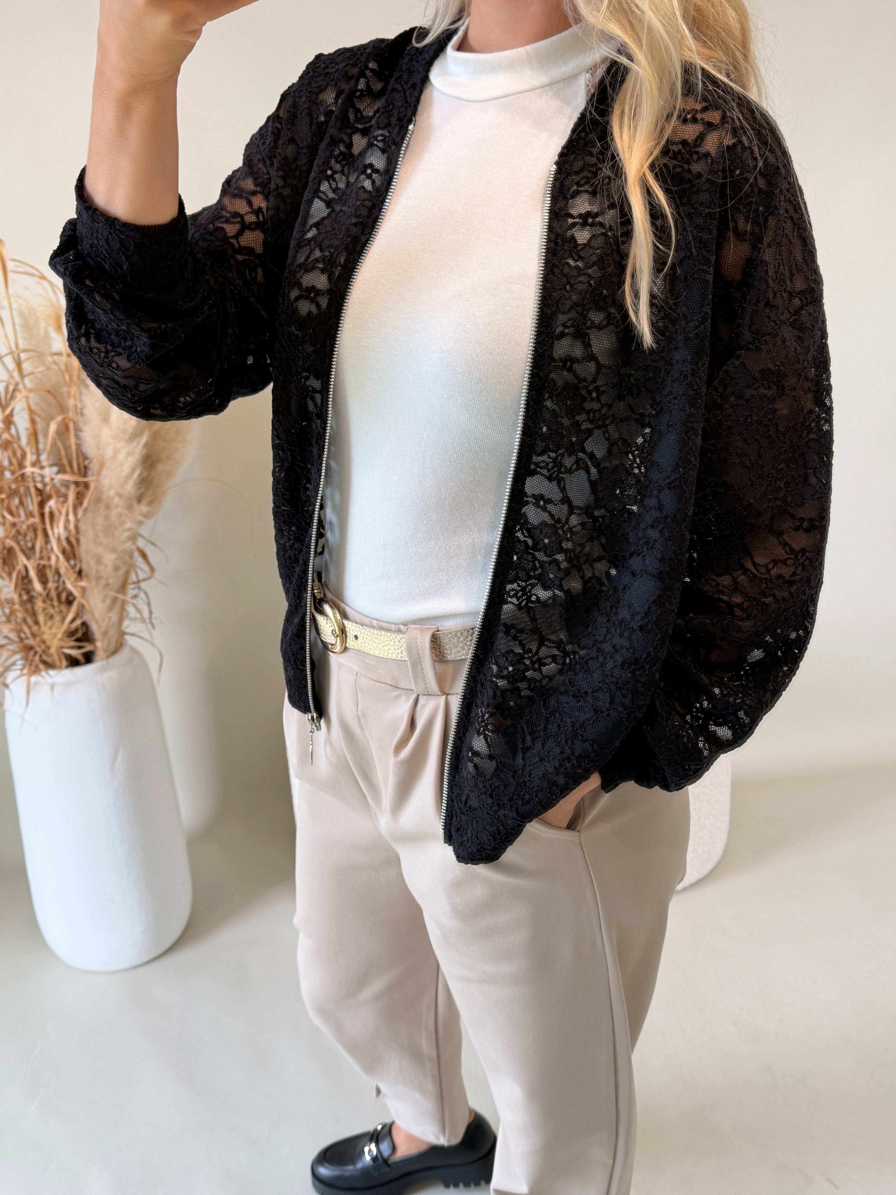 Jacke in Schwarz aus Spitze mit Muster