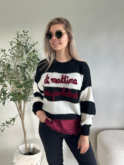 Pullover in Schwarz/Wollweiß gestreift mit Aufschrift in Bordeaux