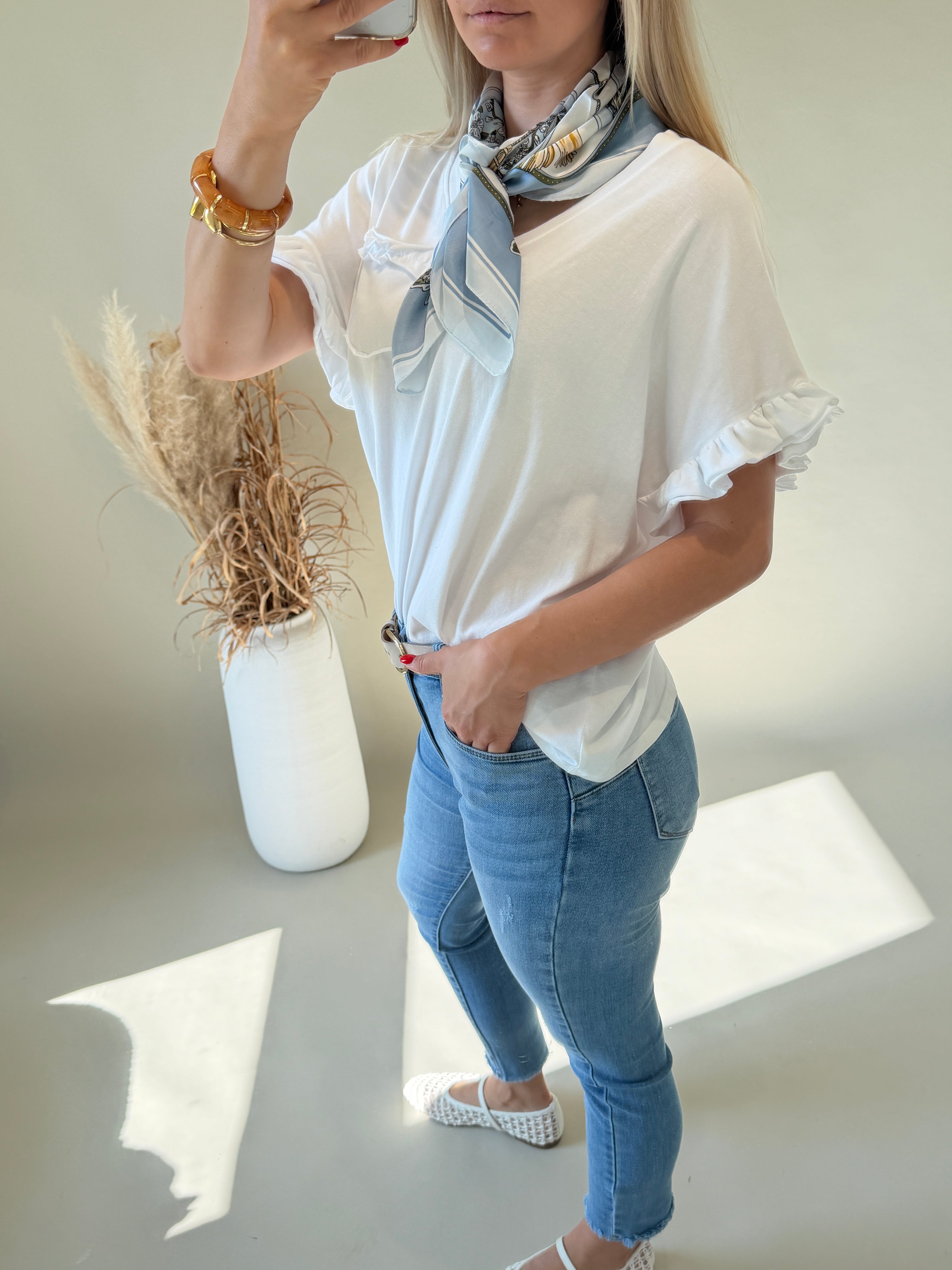 T - Shirt in Weiß mit Brusttasche und Rüschen