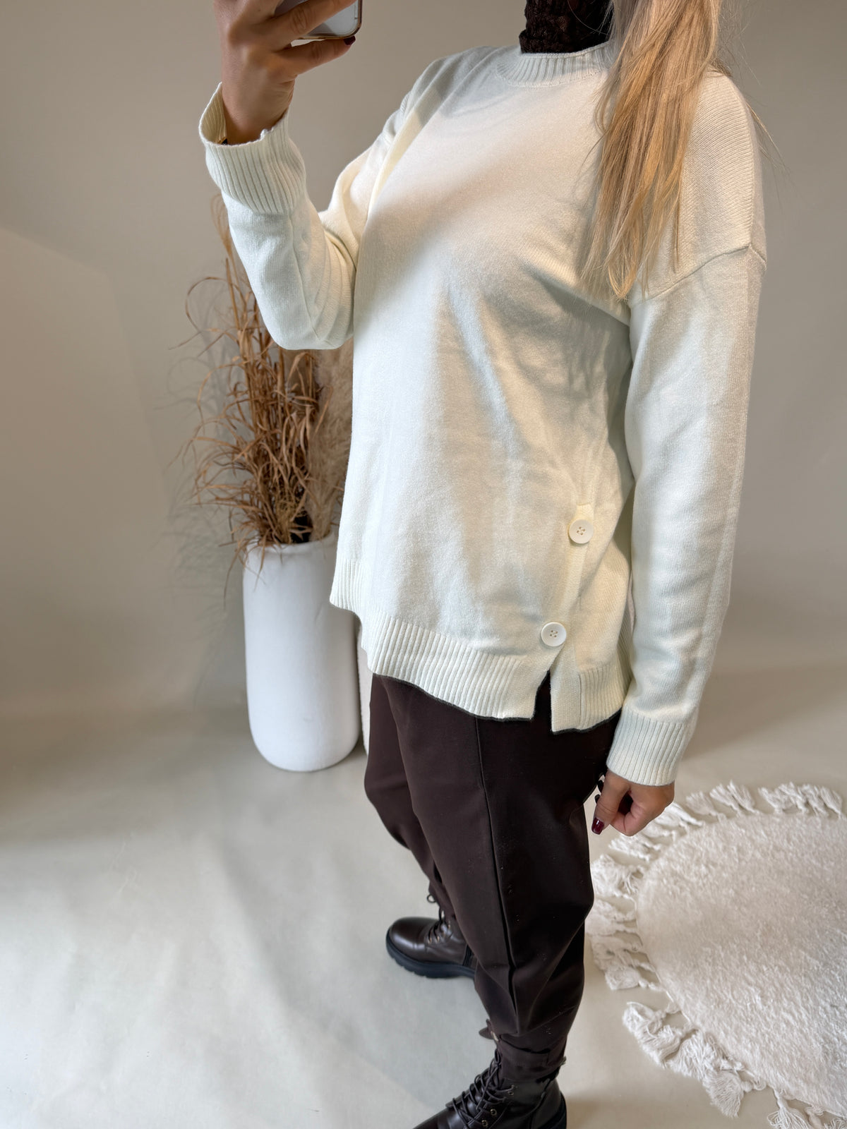 Pullover in Wollweiß mit Knöpfen an der Seite
